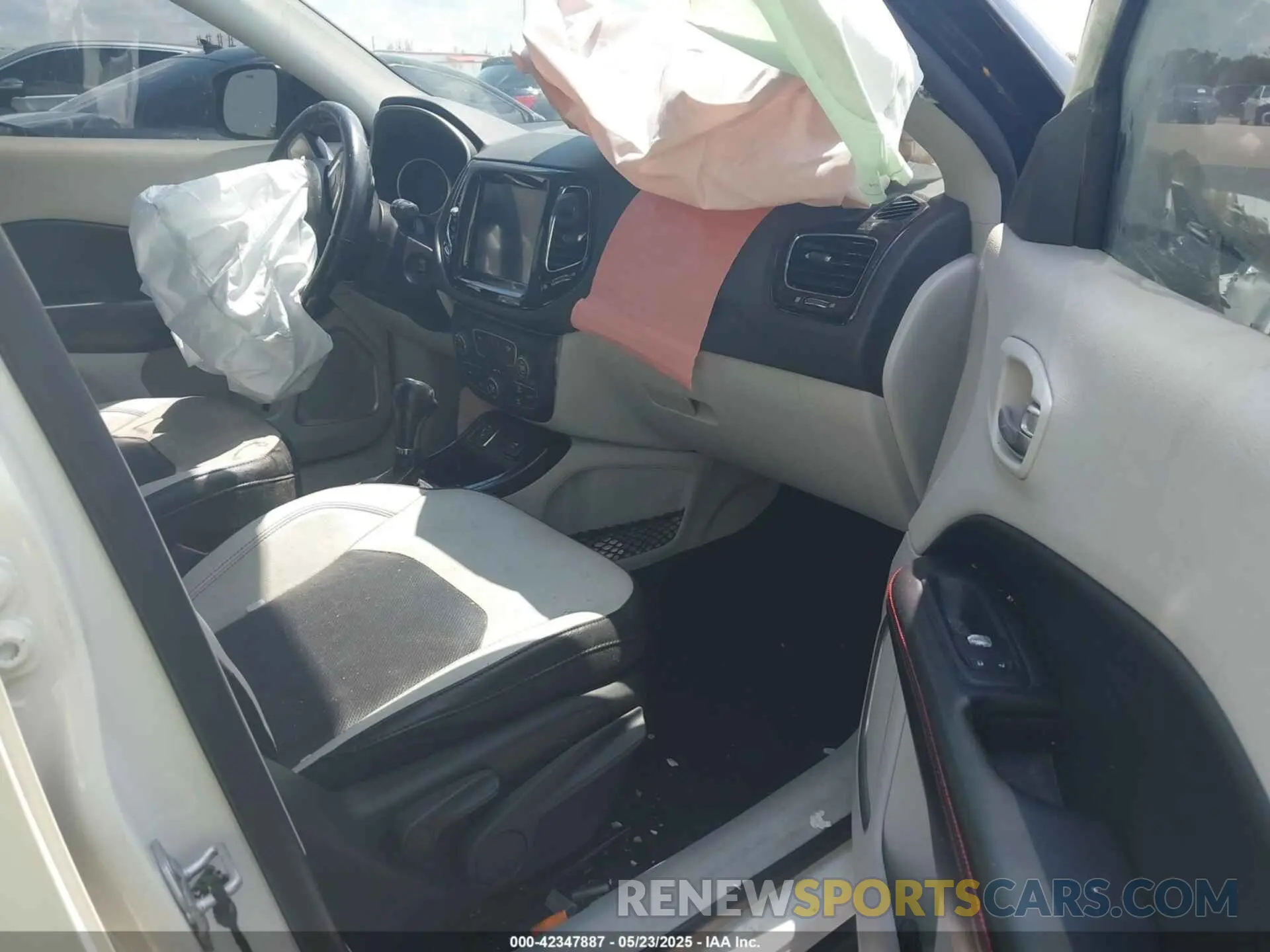 5 fotografías del automóvil dañado 3C4NJCCBXKT725774 JEEP COMPASS 2019