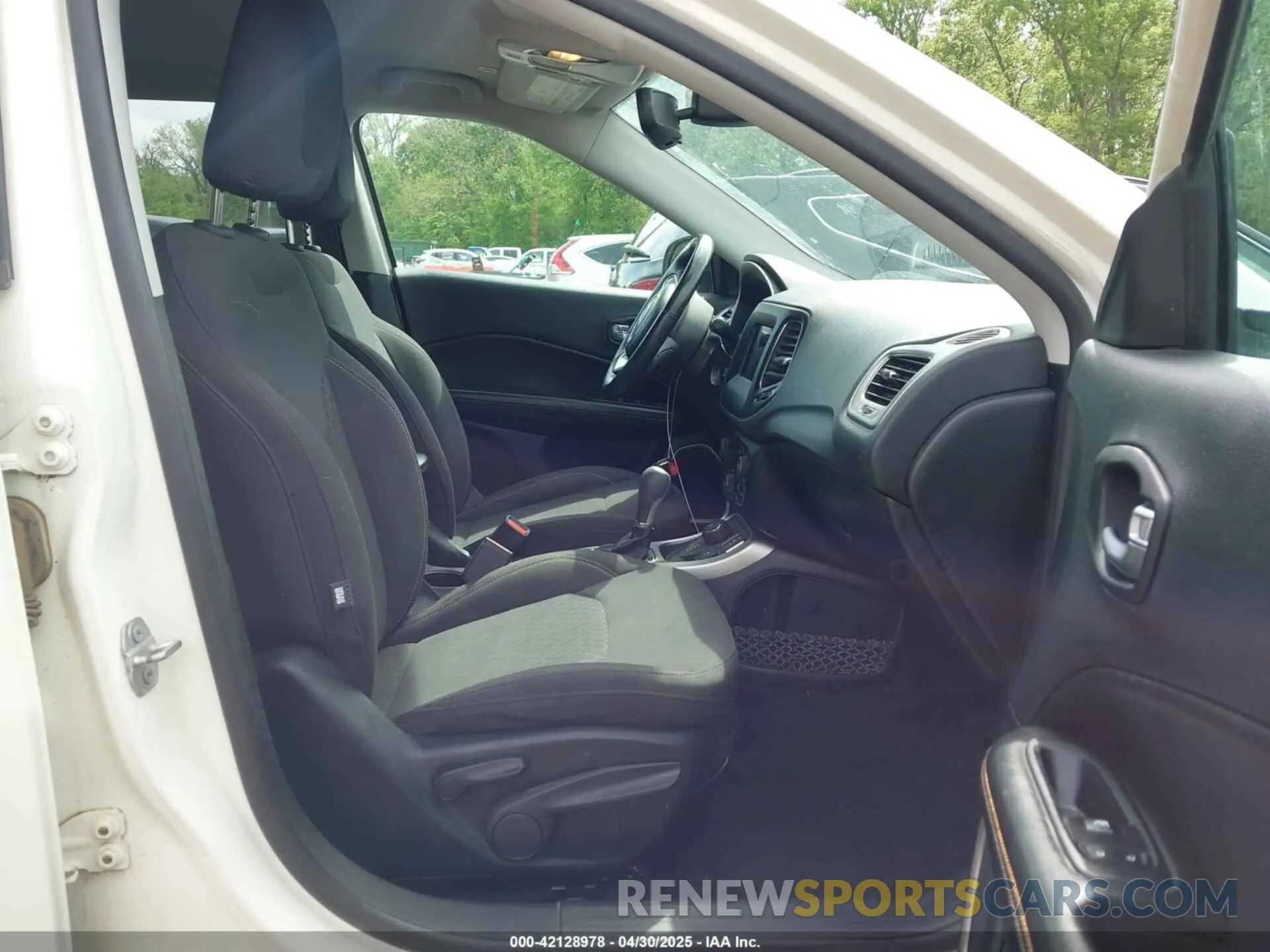5 fotografías del automóvil dañado 3C4NJDAB7KT629707 JEEP COMPASS 2019
