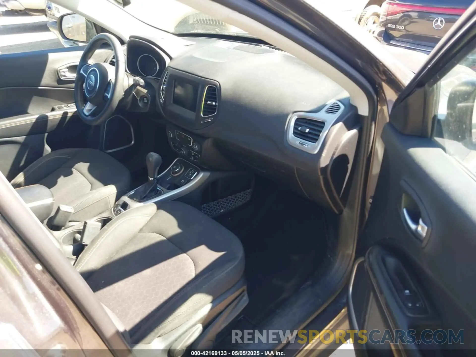 5 fotografías del automóvil dañado 3C4NJDAB8KT595602 JEEP COMPASS 2019
