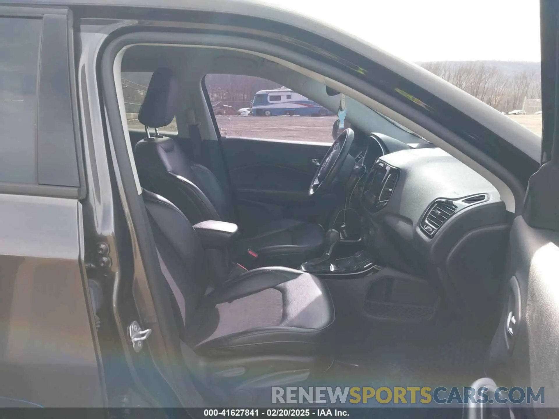 5 fotografías del automóvil dañado 3C4NJDBB4KT593022 JEEP COMPASS 2019