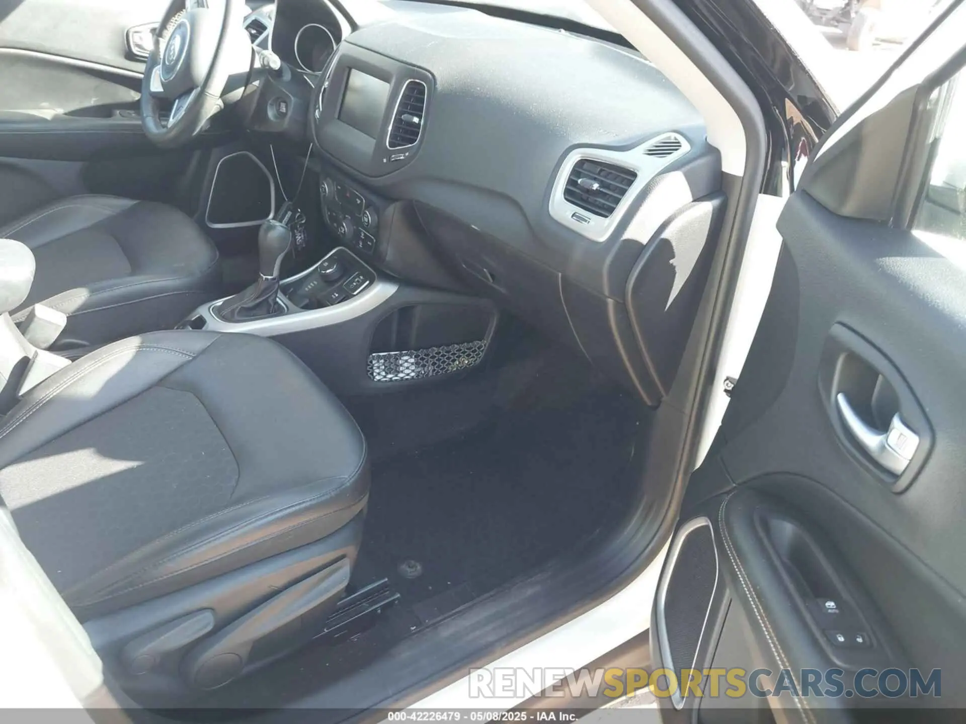 5 fotografías del automóvil dañado 3C4NJDBBXKT682870 JEEP COMPASS 2019