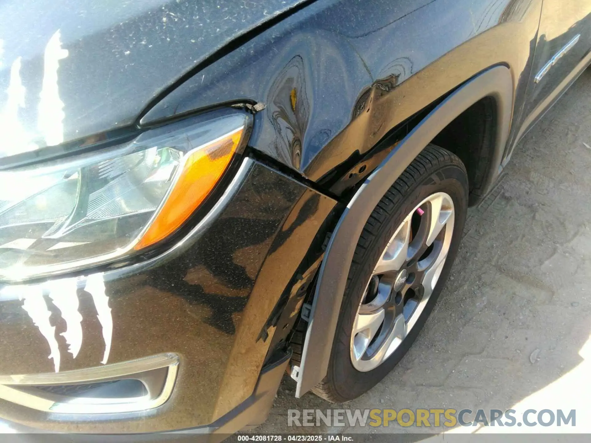 17 fotografías del automóvil dañado 3C4NJDCB4KT674567 JEEP COMPASS 2019