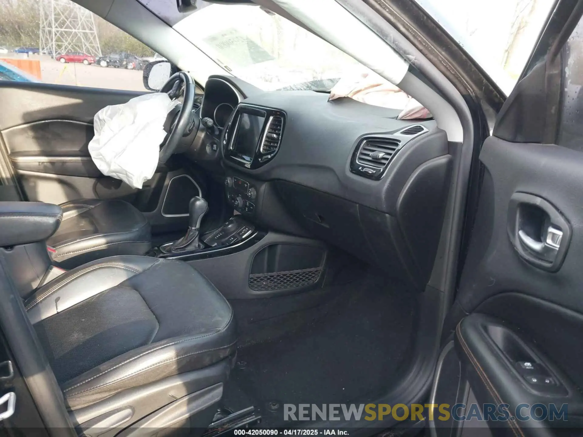 5 fotografías del automóvil dañado 3C4NJDCBXKT812466 JEEP COMPASS 2019