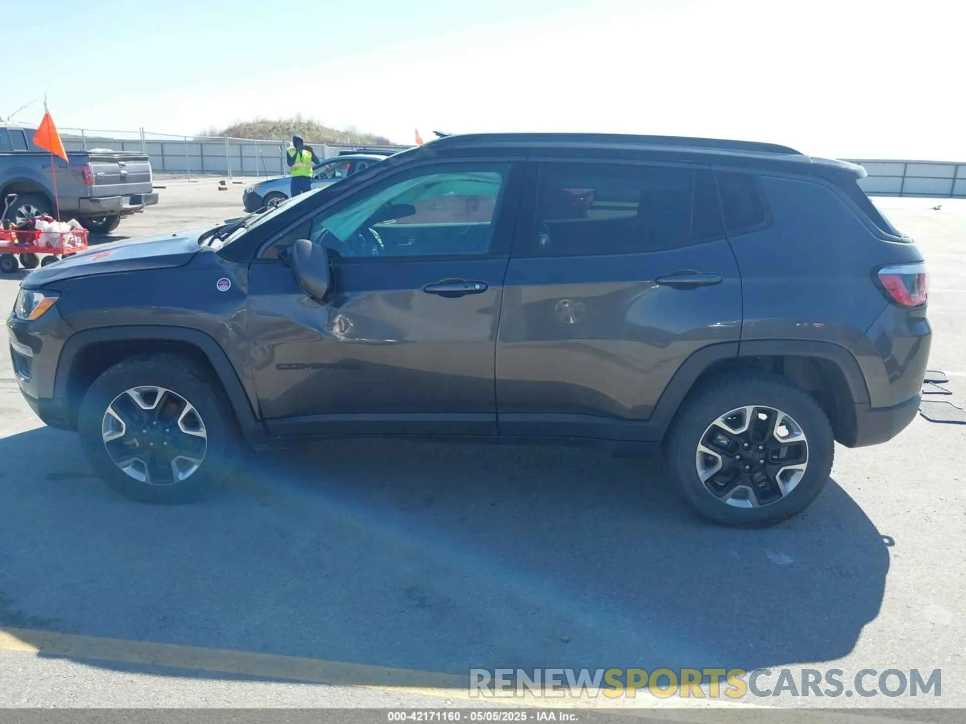 14 fotografías del automóvil dañado 3C4NJDDB0KT619337 JEEP COMPASS 2019