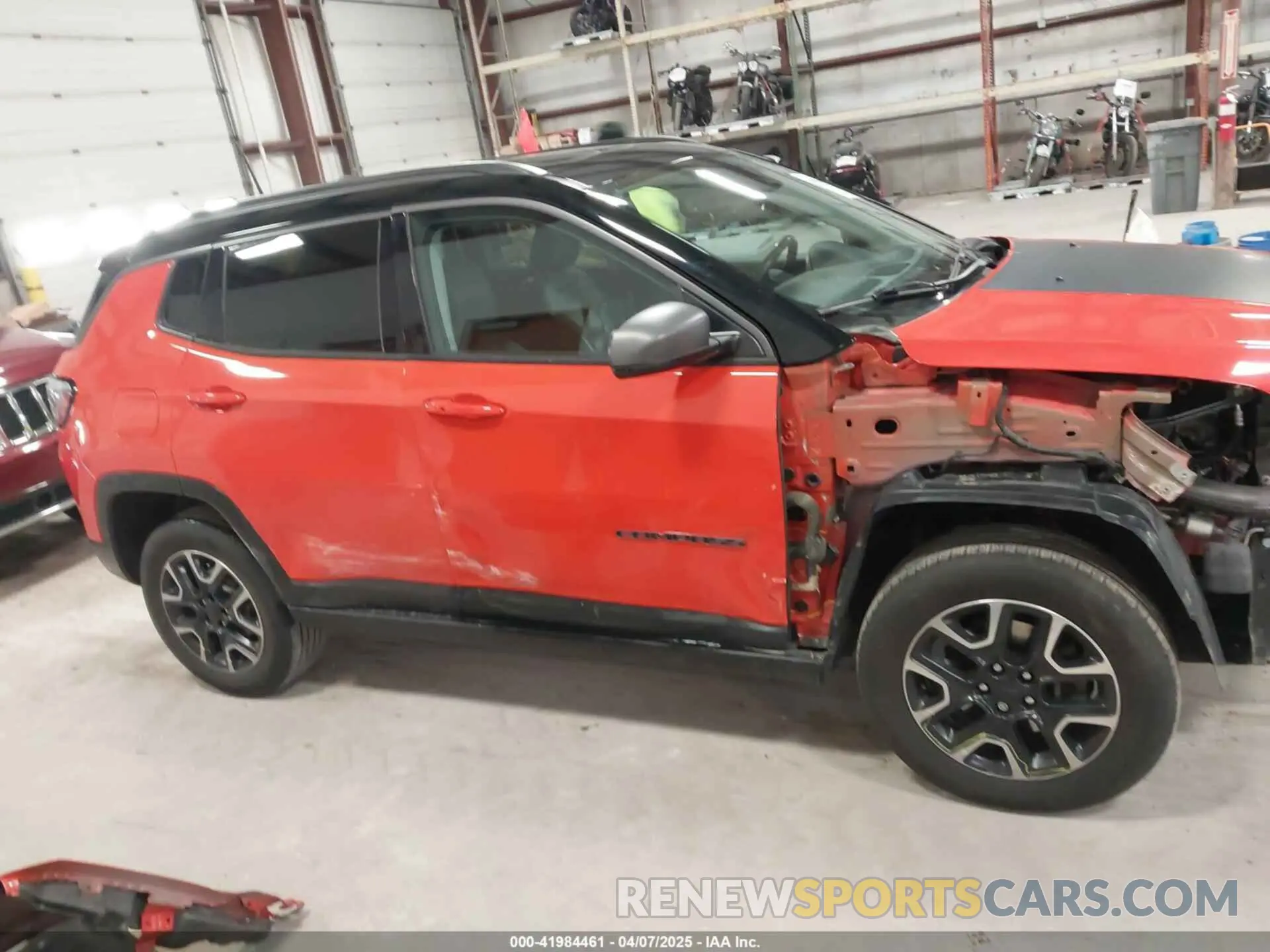 14 fotografías del automóvil dañado 3C4NJDDB3KT727726 JEEP COMPASS 2019