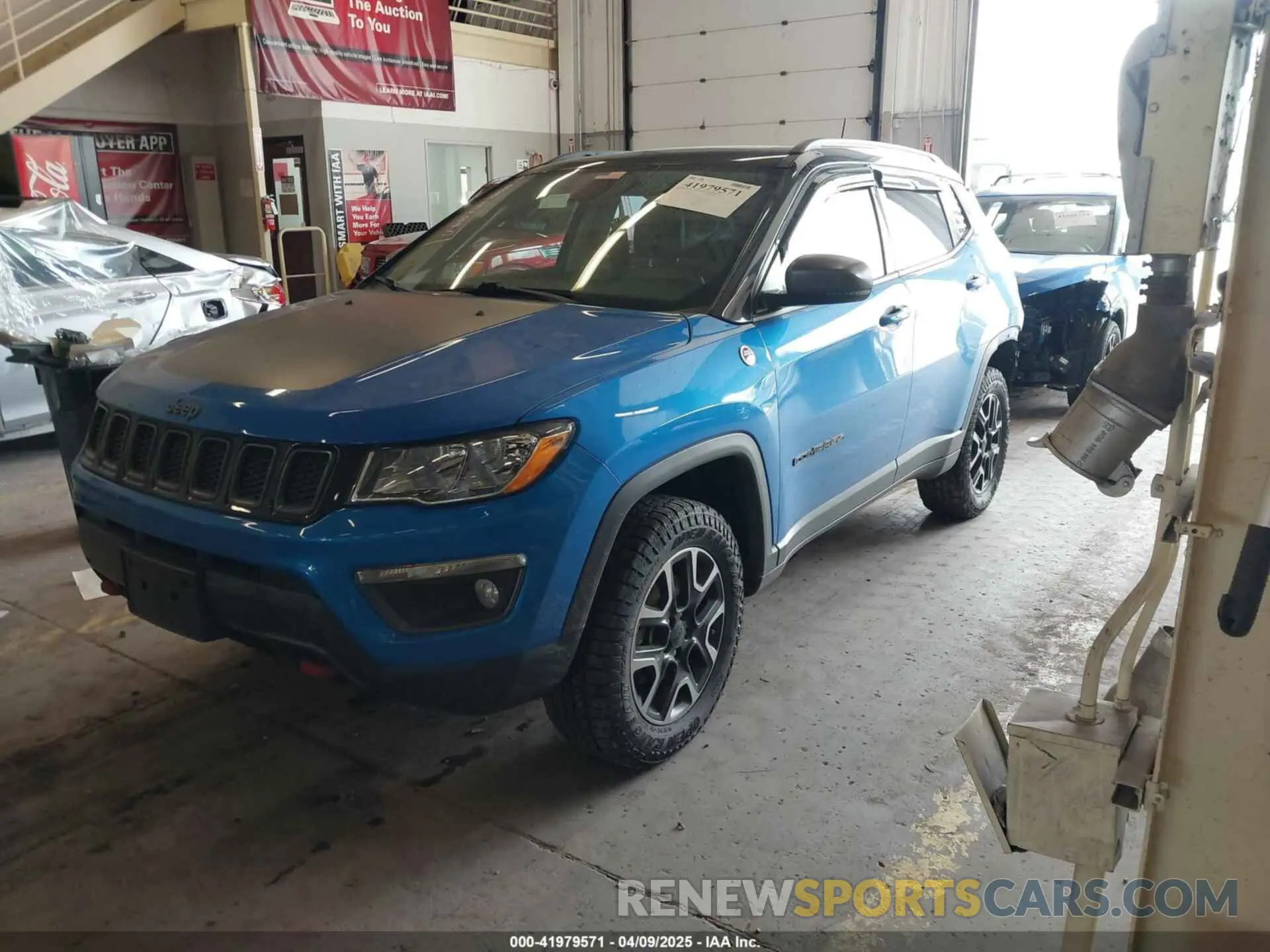 2 fotografías del automóvil dañado 3C4NJDDB4KT630356 JEEP COMPASS 2019