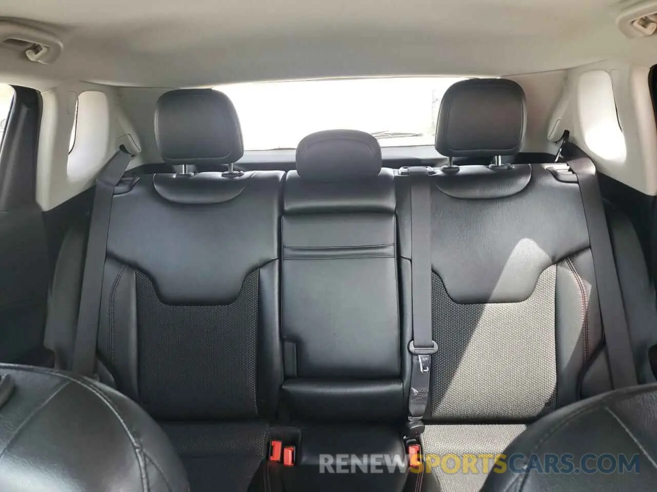 10 fotografías del automóvil dañado 3C4NJDDB9KT668729 JEEP COMPASS 2019