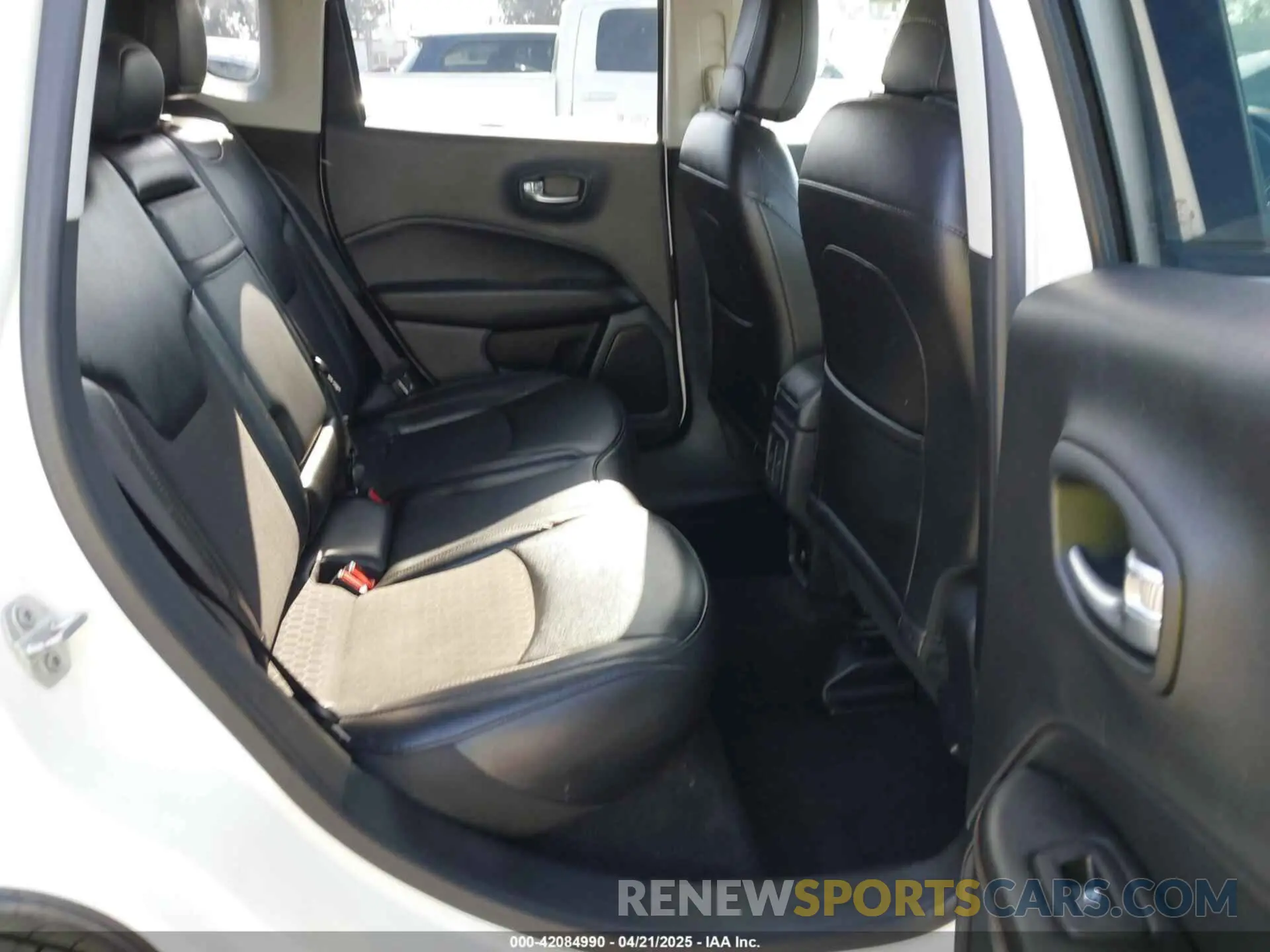 8 fotografías del automóvil dañado 3C4NJCBB8LT124978 JEEP COMPASS 2020