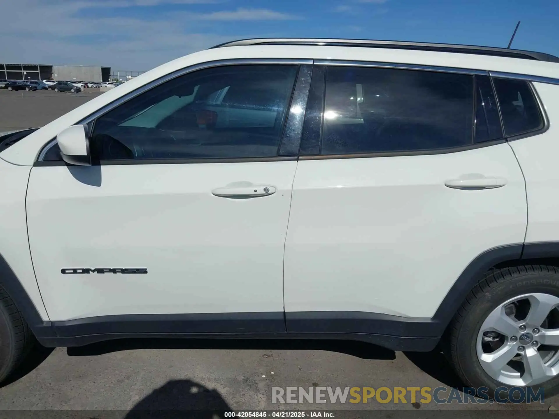 14 fotografías del automóvil dañado 3C4NJCBBXMT581213 JEEP COMPASS 2021