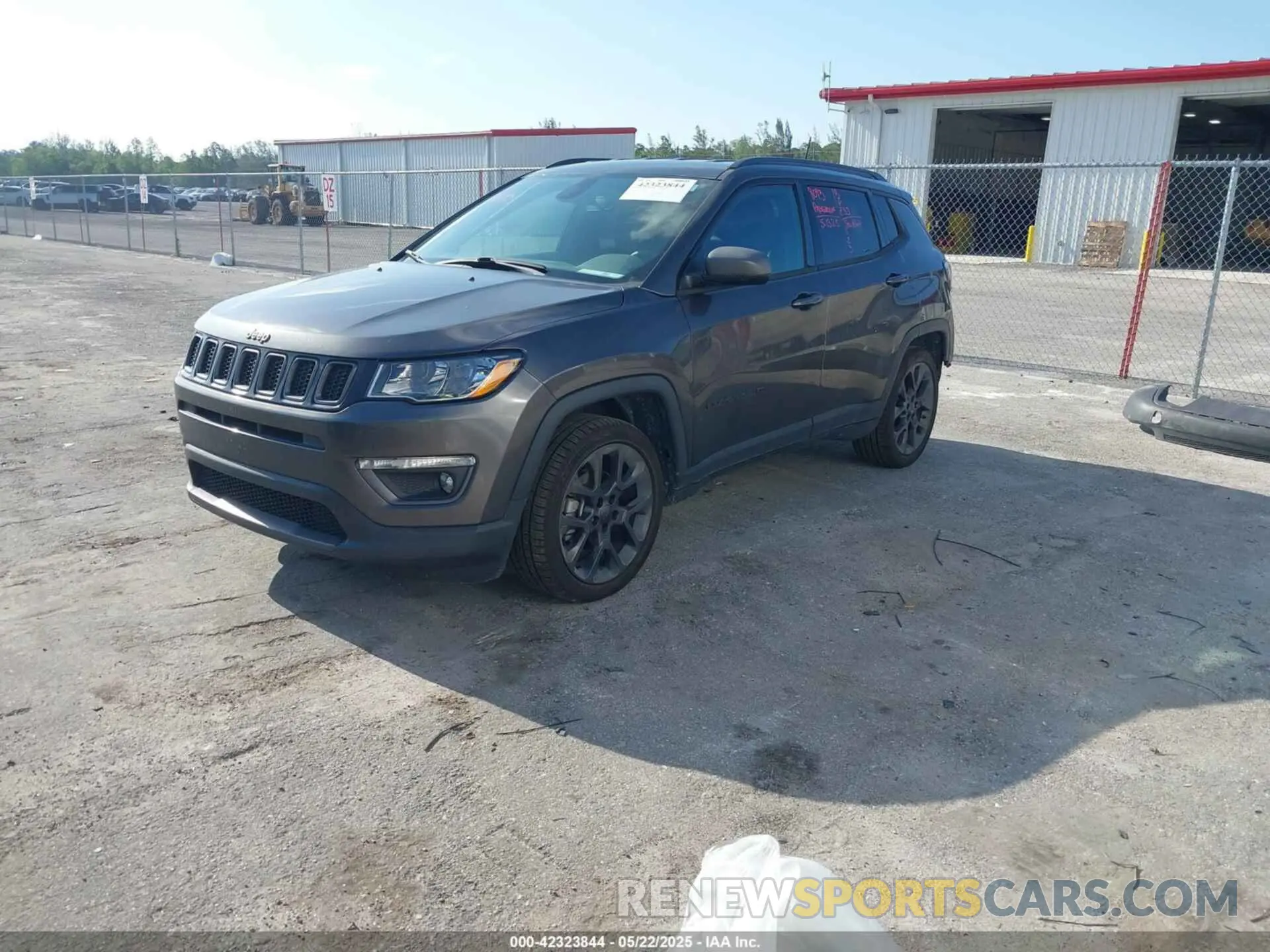 2 fotografías del automóvil dañado 3C4NJCEB4MT564077 JEEP COMPASS 2021