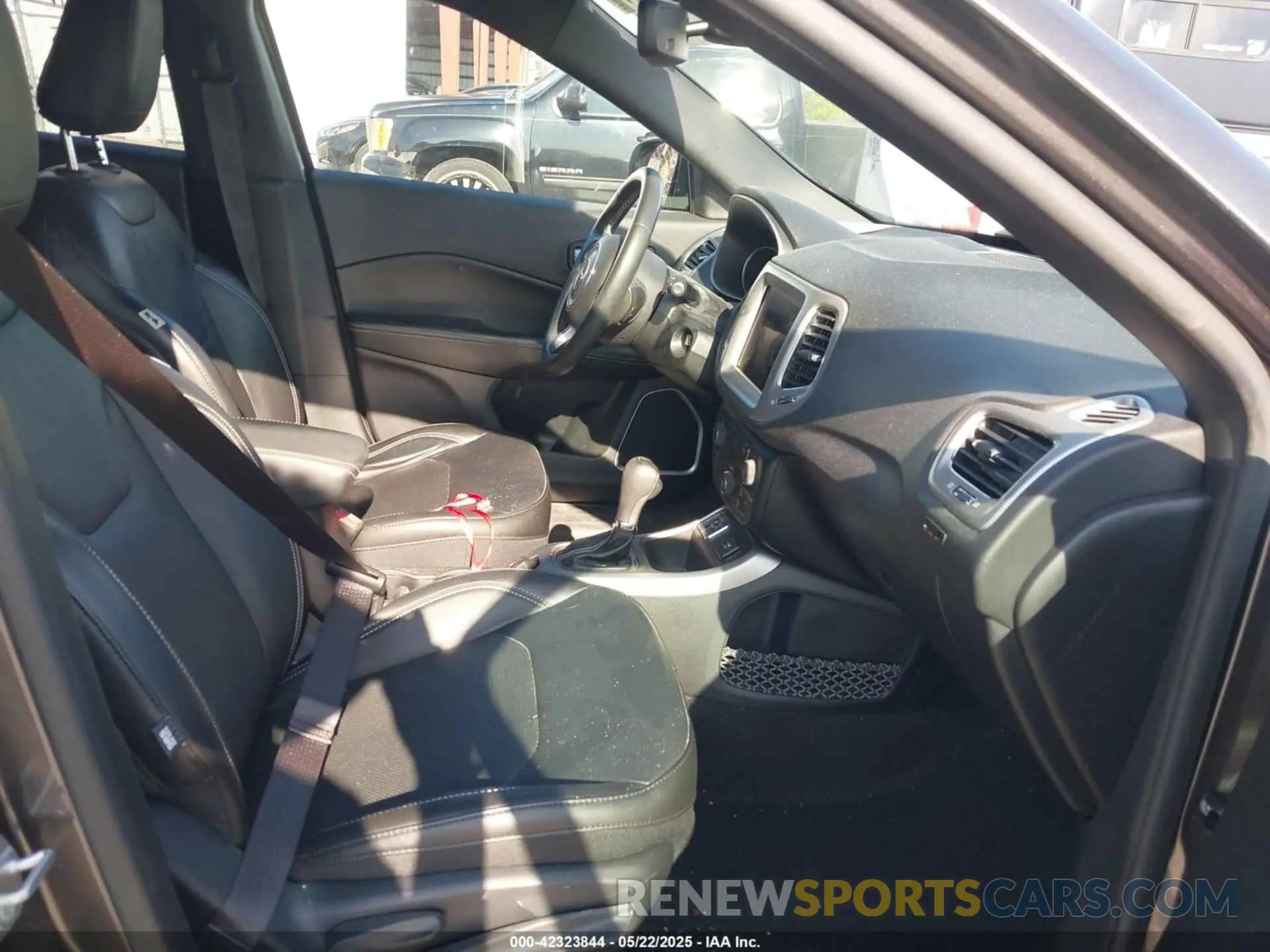 5 fotografías del automóvil dañado 3C4NJCEB4MT564077 JEEP COMPASS 2021