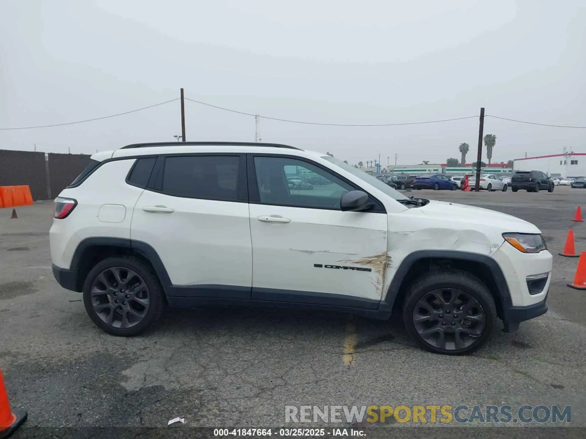 13 fotografías del automóvil dañado 3C4NJCEB4MT577055 JEEP COMPASS 2021