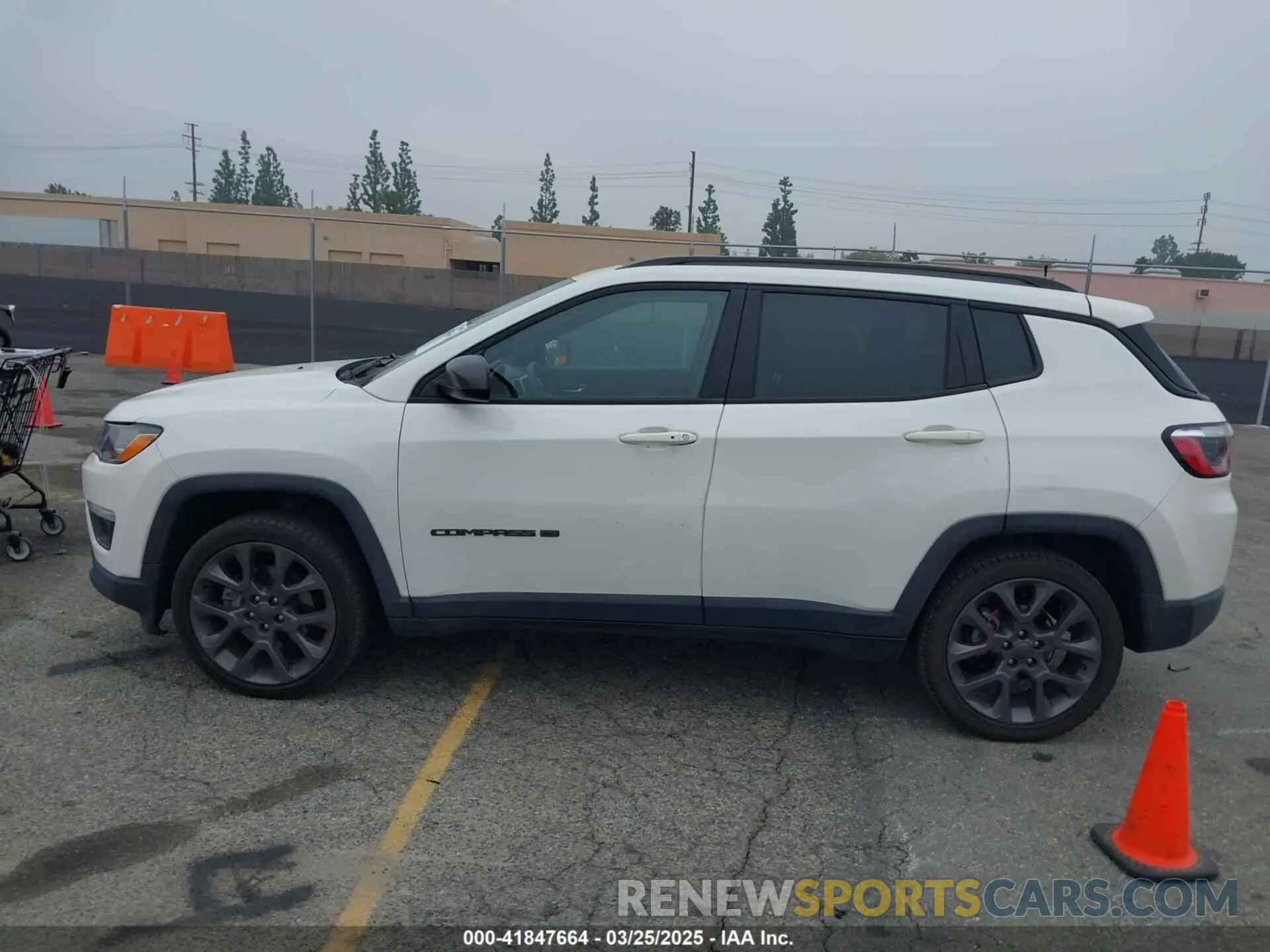 14 fotografías del automóvil dañado 3C4NJCEB4MT577055 JEEP COMPASS 2021