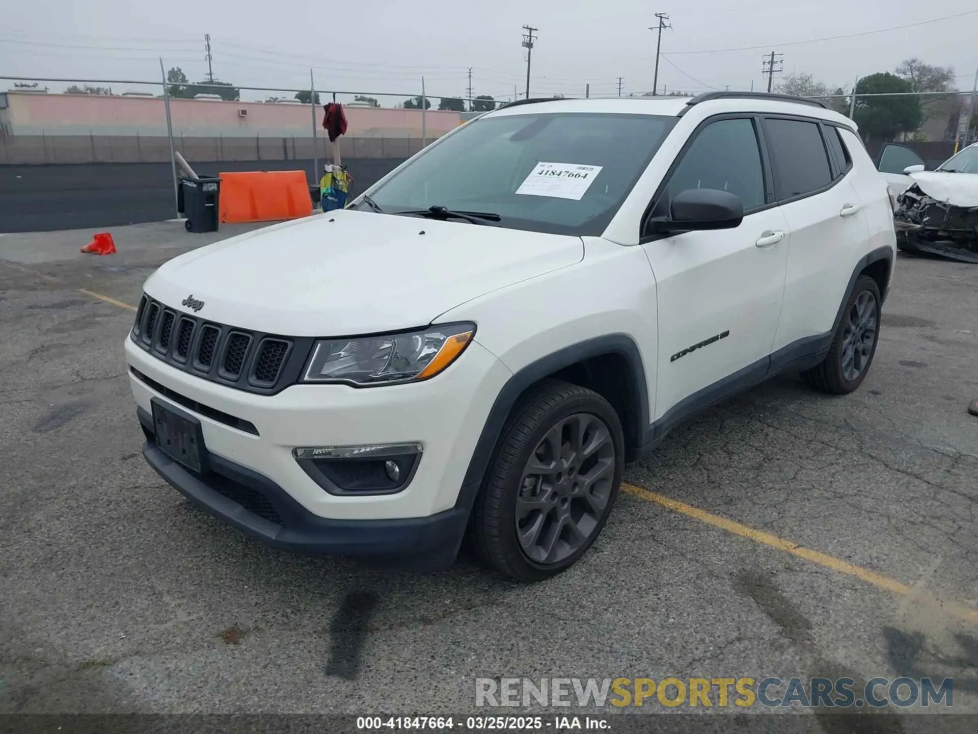 2 fotografías del automóvil dañado 3C4NJCEB4MT577055 JEEP COMPASS 2021