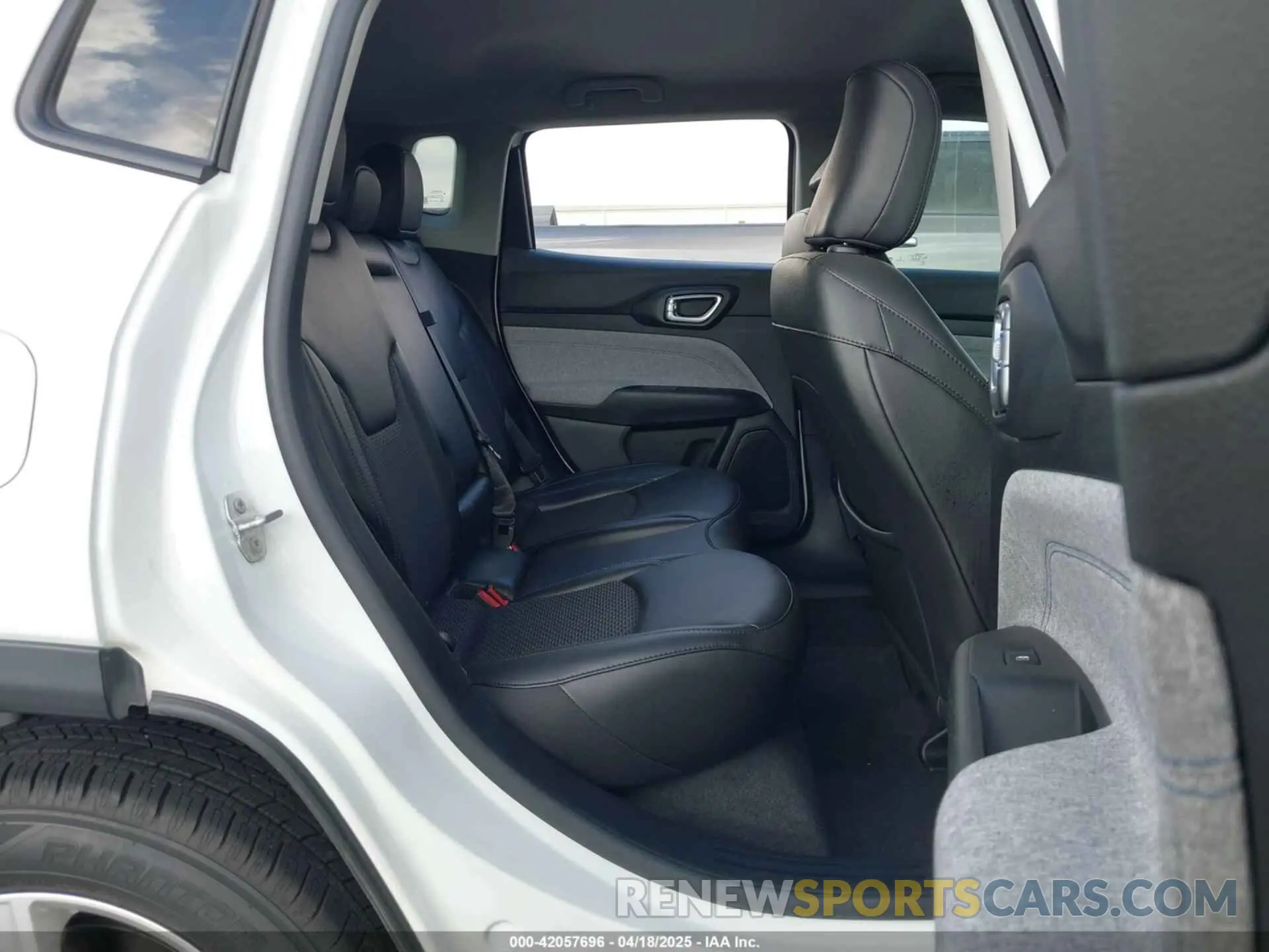 8 fotografías del automóvil dañado 3C4NJCBB6NT217940 JEEP COMPASS 2022