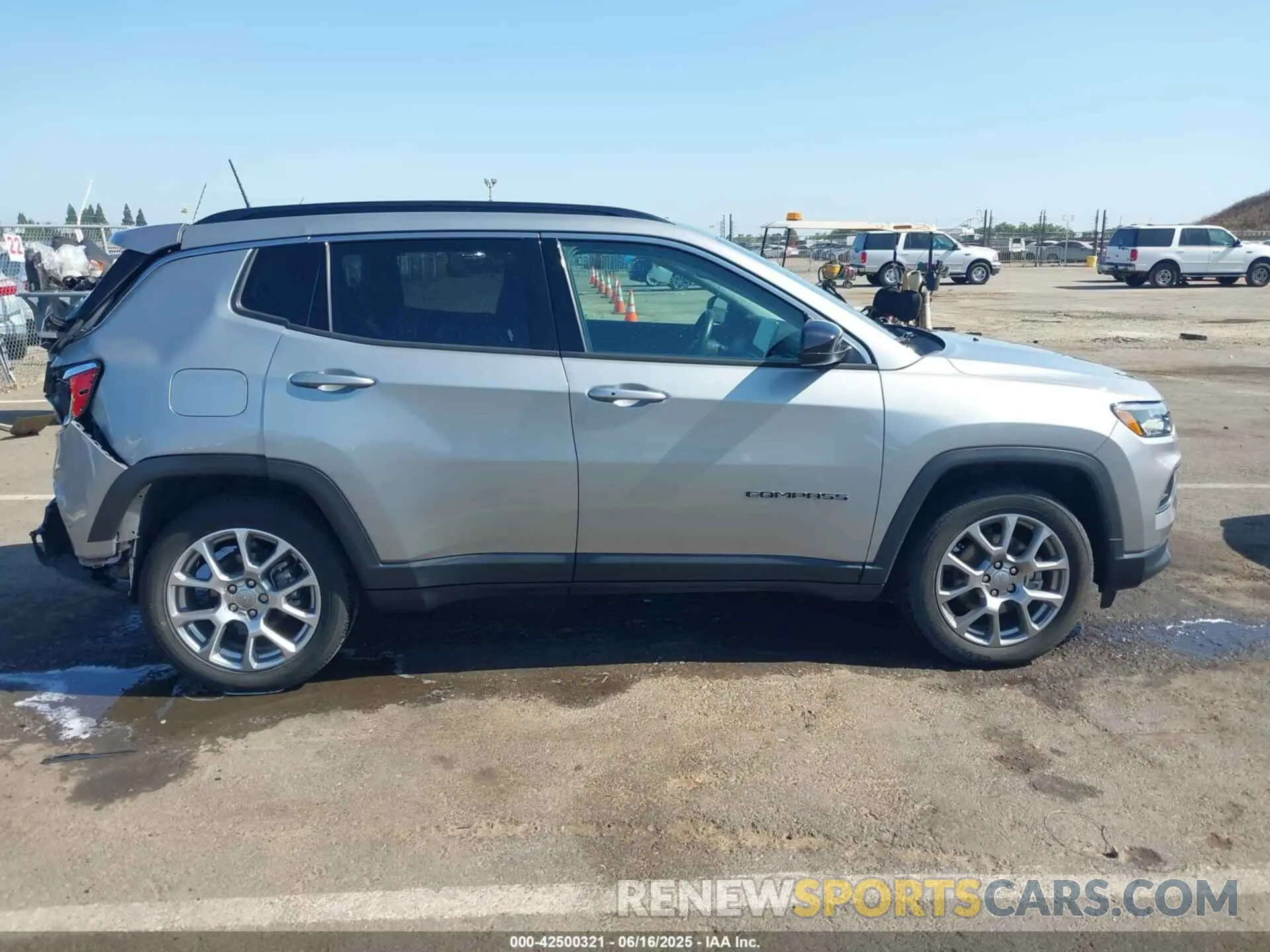 14 fotografías del automóvil dañado 3C4NJDFB9NT170662 JEEP COMPASS 2022