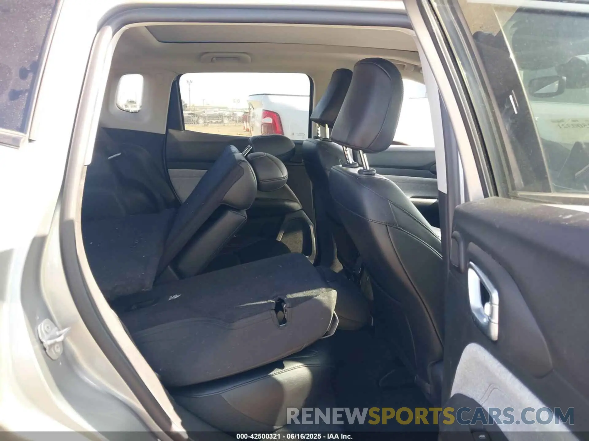 8 fotografías del automóvil dañado 3C4NJDFB9NT170662 JEEP COMPASS 2022