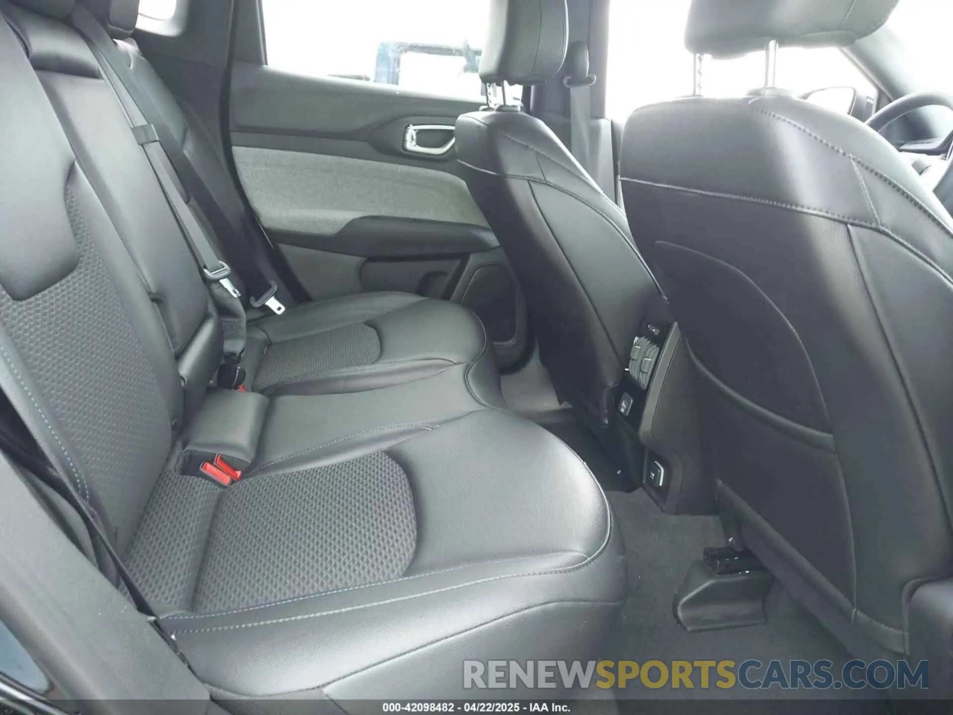 8 fotografías del automóvil dañado 3C4NJDBN9ST569440 JEEP COMPASS 2025