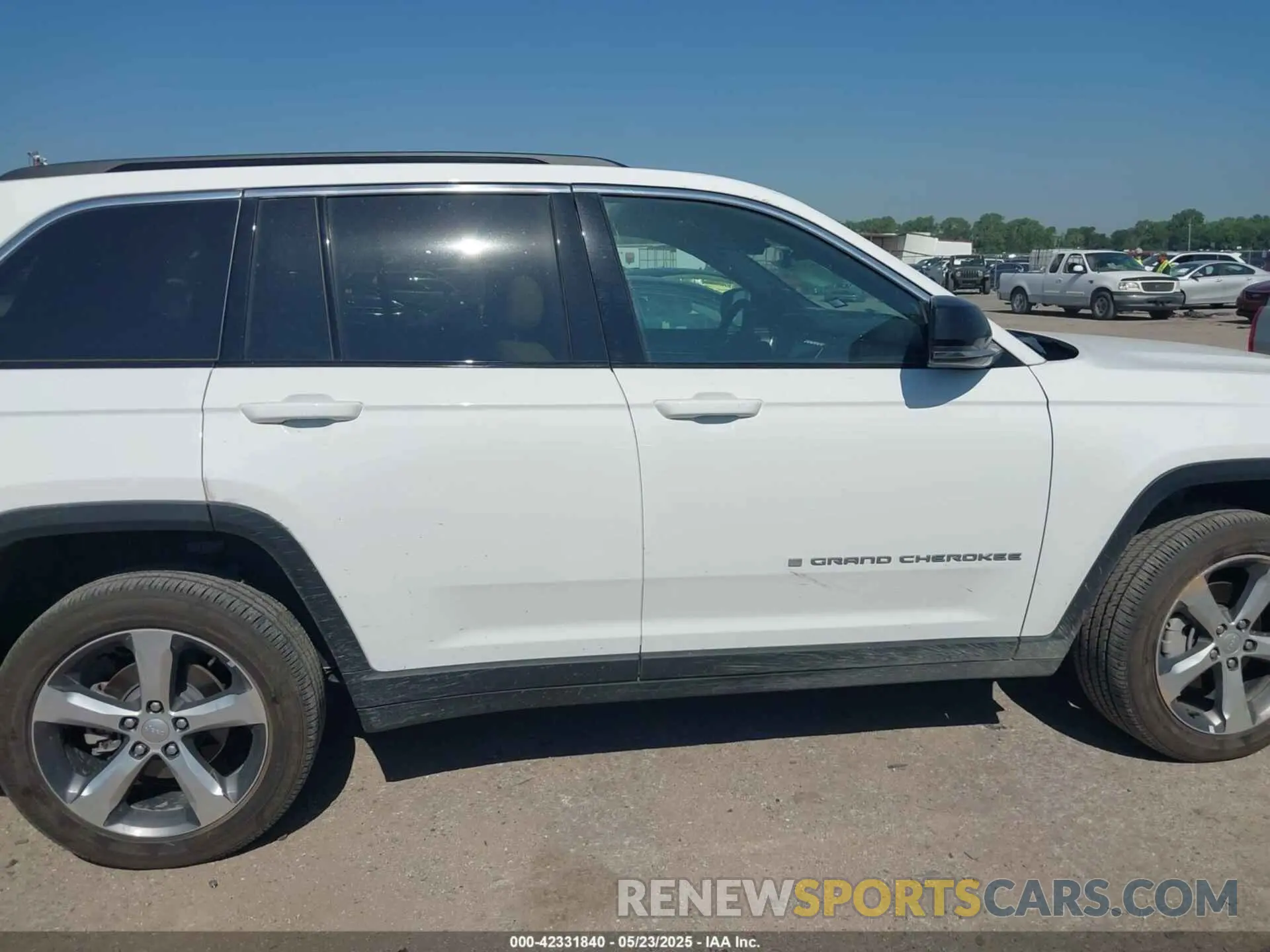 13 fotografías del automóvil dañado 1C4RJHBG7SC272351 JEEP GRAND CHEROKEE 2025