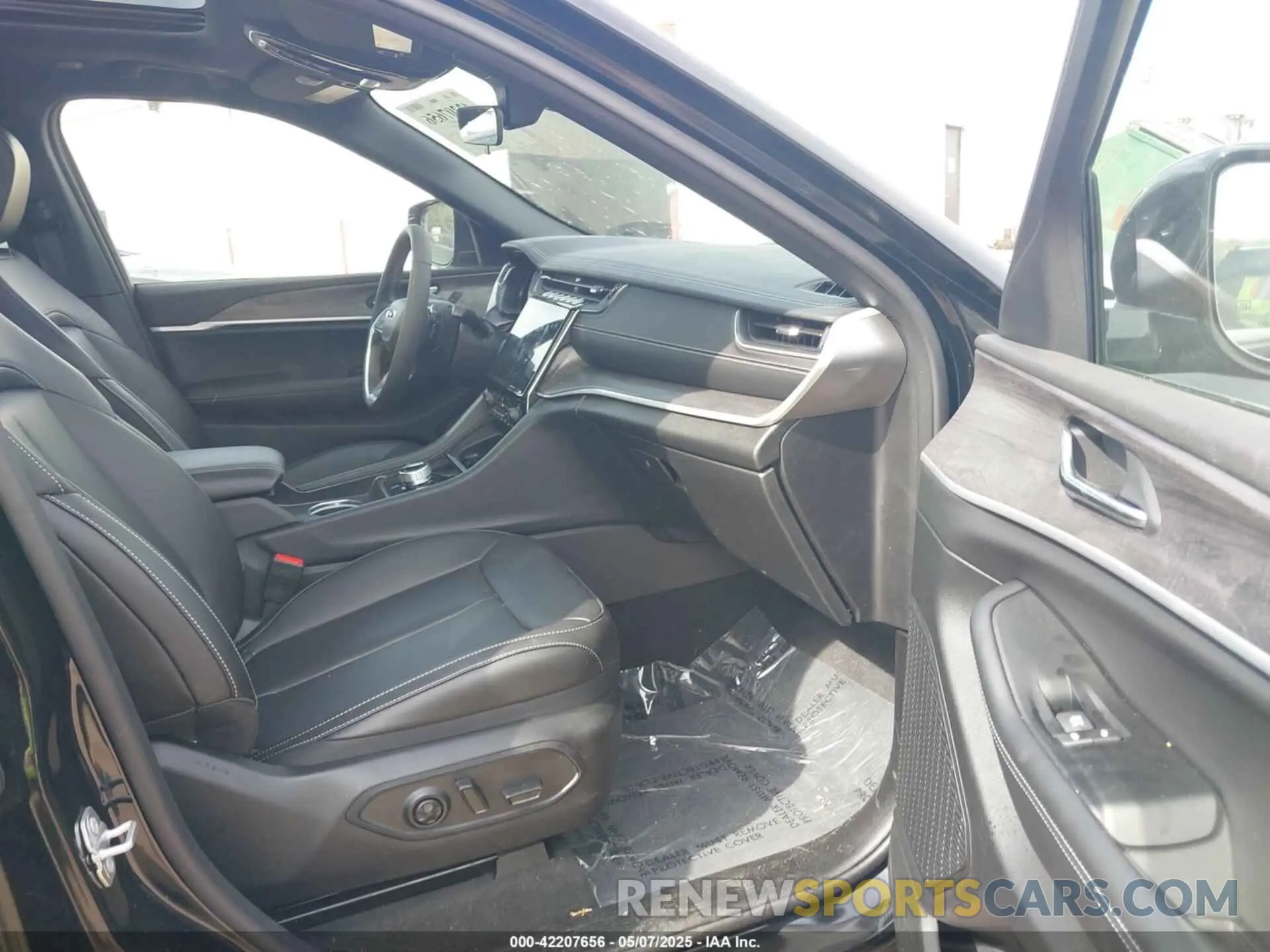 5 fotografías del automóvil dañado 1C4RJHBG8SC298313 JEEP GRAND CHEROKEE 2025