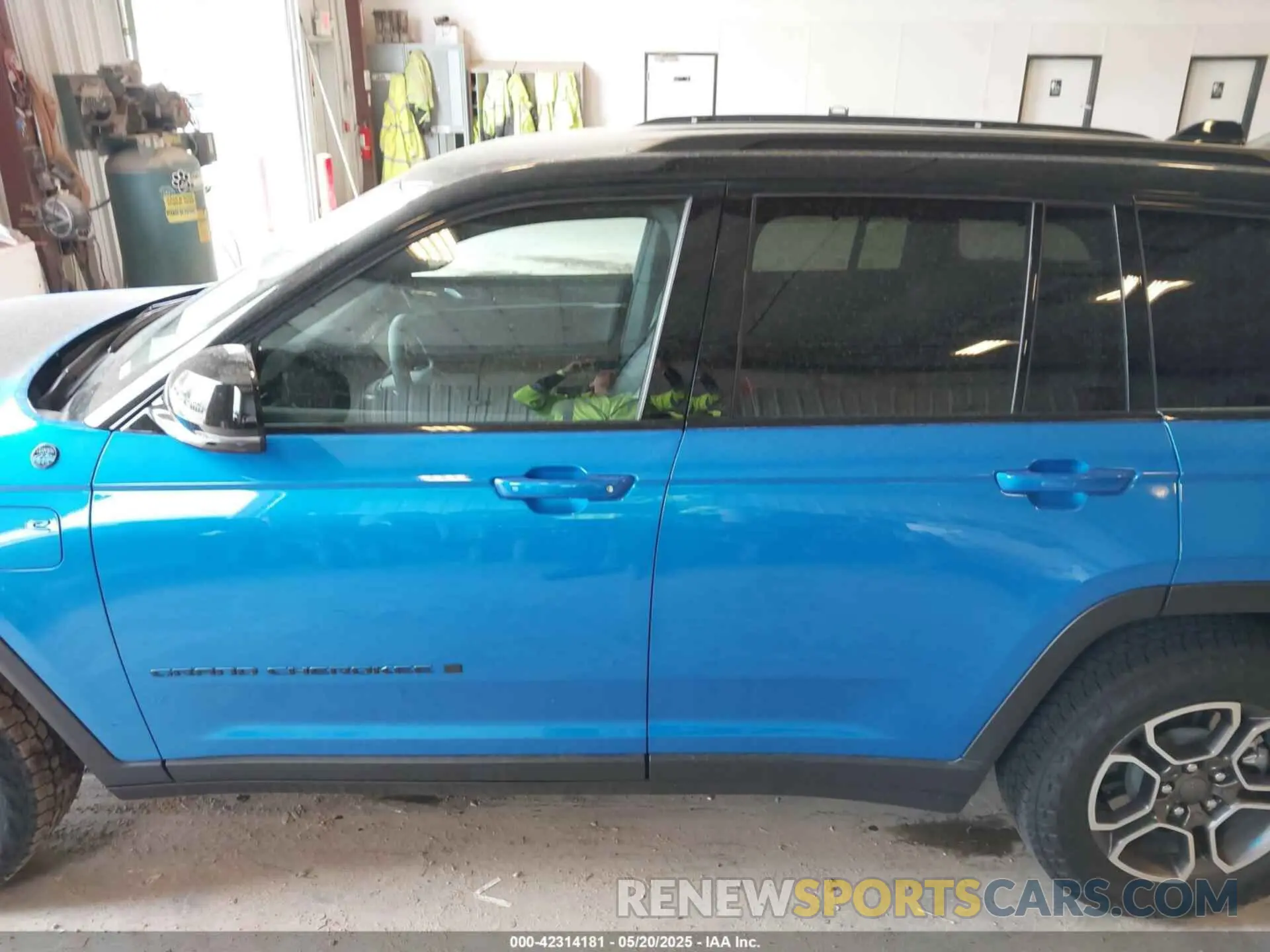 14 fotografías del automóvil dañado 1C4RJYC61N8747036 JEEP GRAND CHEROKEE 4XE 2022