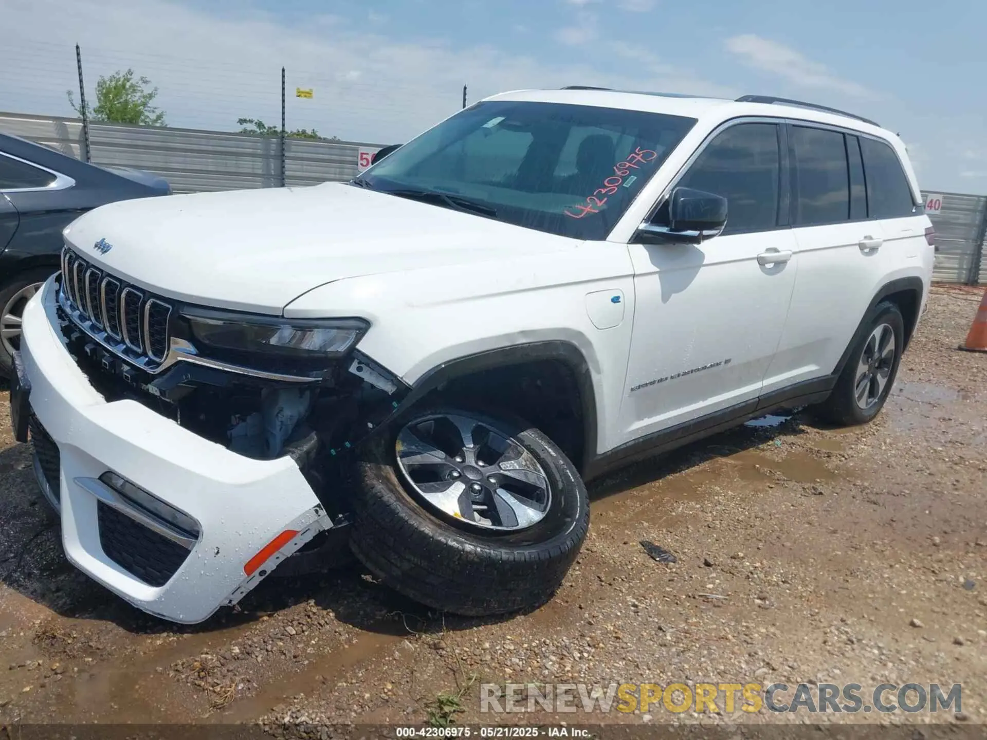 2 fotografías del automóvil dañado 1C4RJYB63PC649000 JEEP GRAND CHEROKEE 4XE 2023
