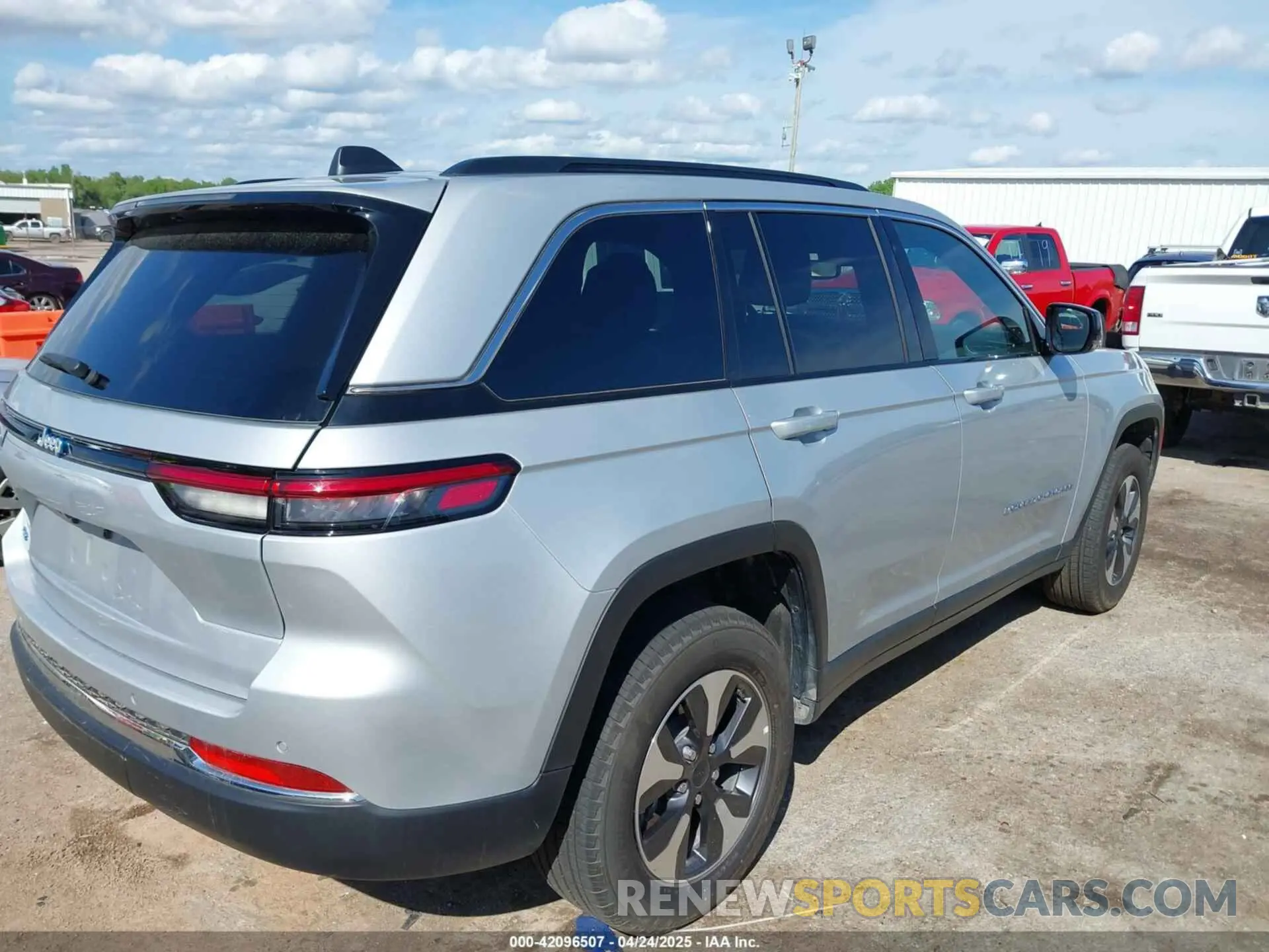 14 fotografías del automóvil dañado 1C4RJYB60RC181780 JEEP GRAND CHEROKEE 4XE 2024