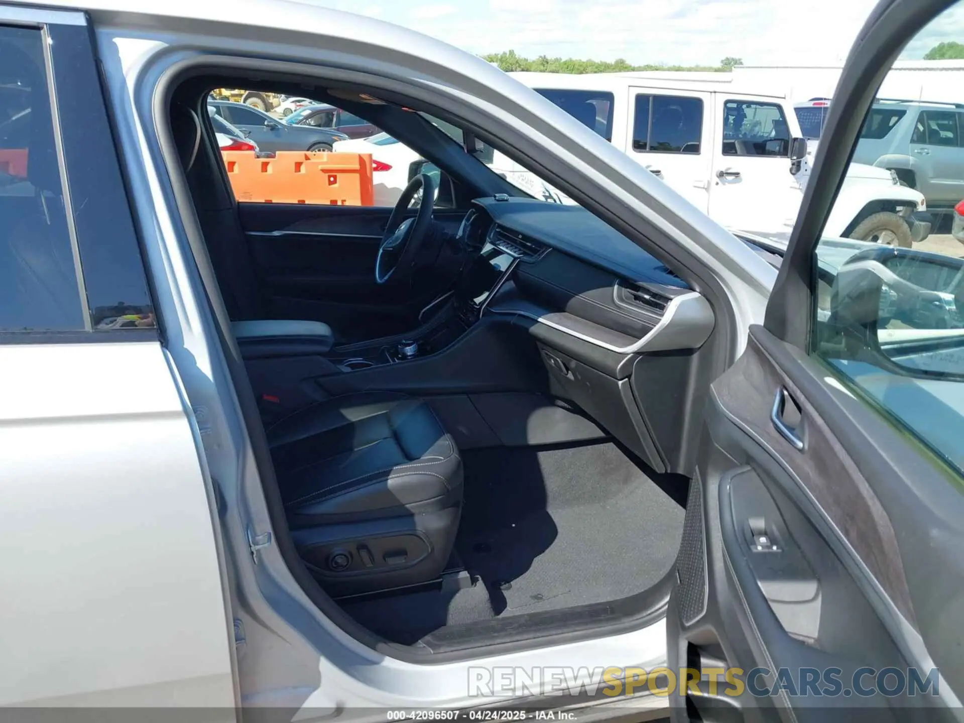 5 fotografías del automóvil dañado 1C4RJYB60RC181780 JEEP GRAND CHEROKEE 4XE 2024