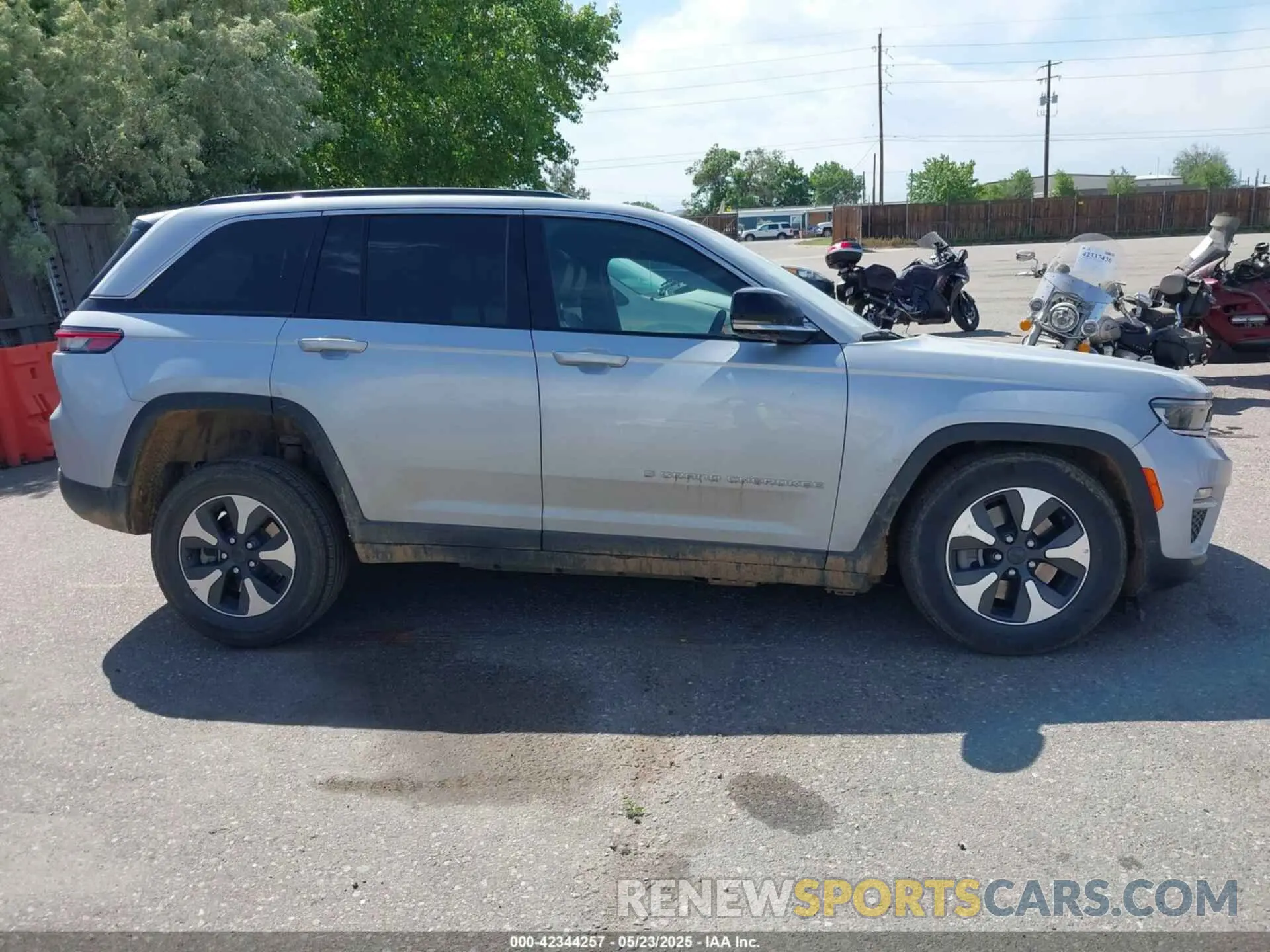 14 fotografías del automóvil dañado 1C4RJYB65RC117685 JEEP GRAND CHEROKEE 4XE 2024