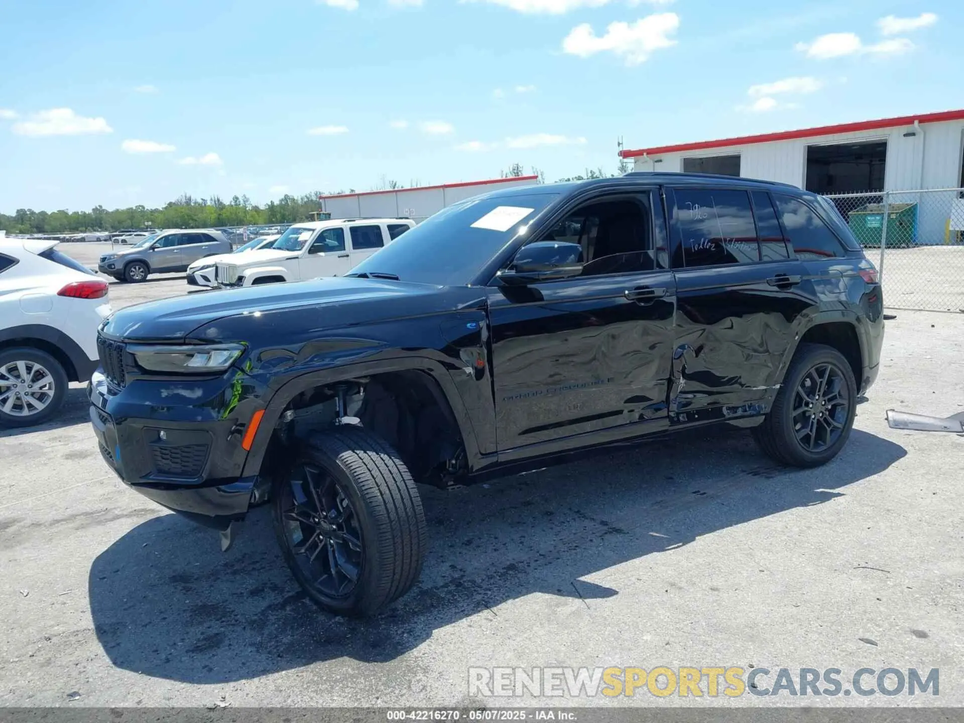 2 fotografías del automóvil dañado 1C4RJYB67R8611713 JEEP GRAND CHEROKEE 4XE 2024