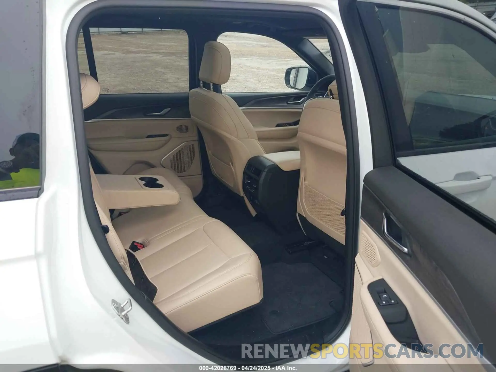 8 fotografías del automóvil dañado 1C4RJYB6XR8519110 JEEP GRAND CHEROKEE 4XE 2024