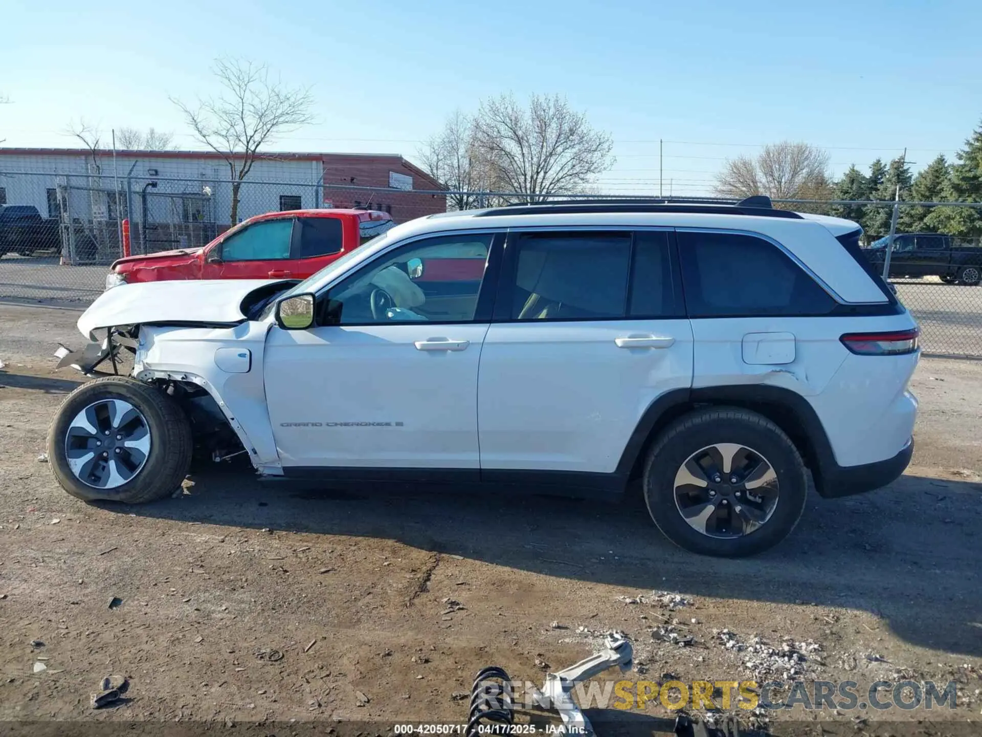 15 fotografías del automóvil dañado 1C4RJYB62S8665930 JEEP GRAND CHEROKEE 4XE 2025