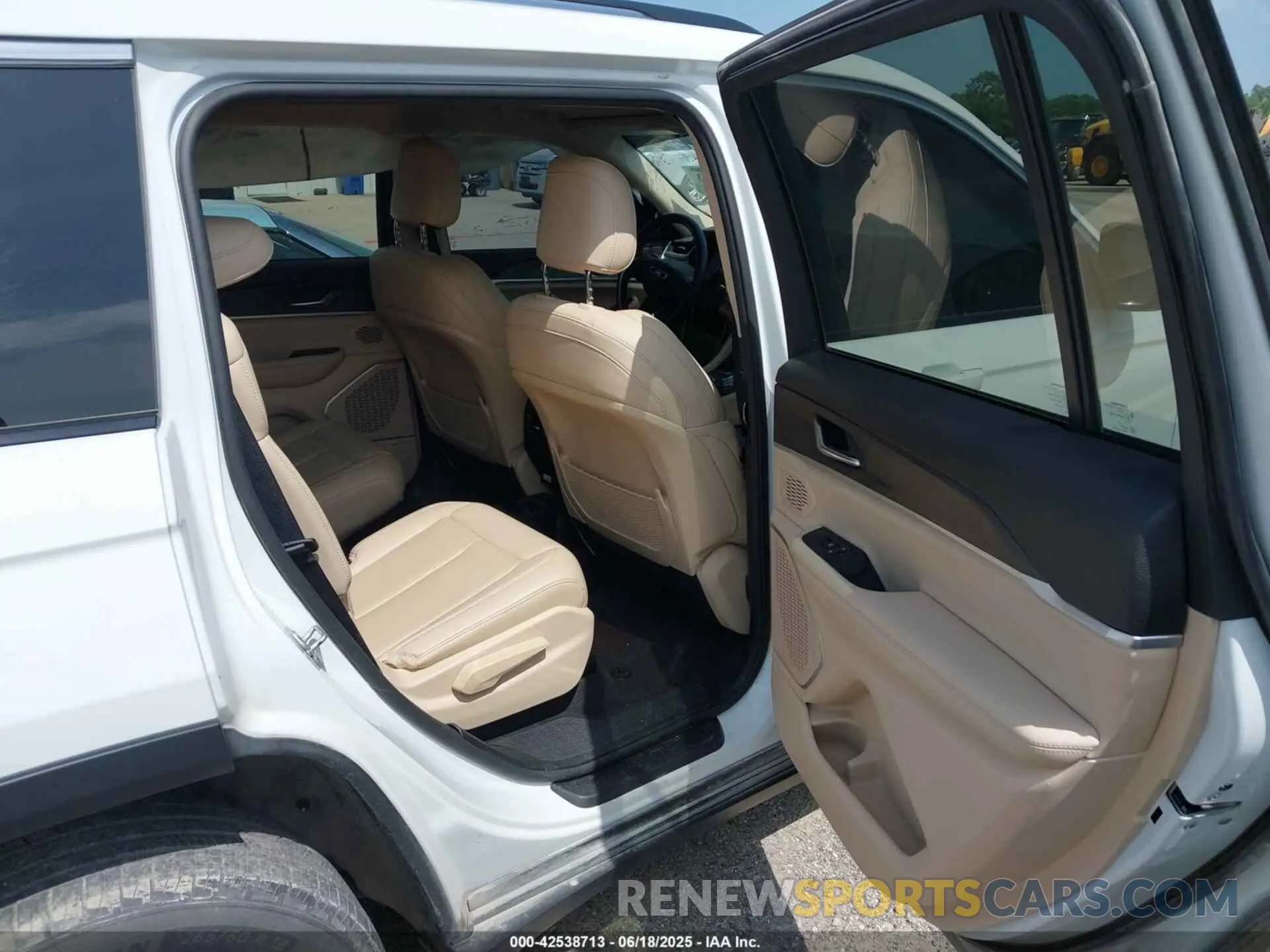 8 fotografías del automóvil dañado 1C4RJKBG0M8202547 JEEP GRAND CHEROKEE L 2021