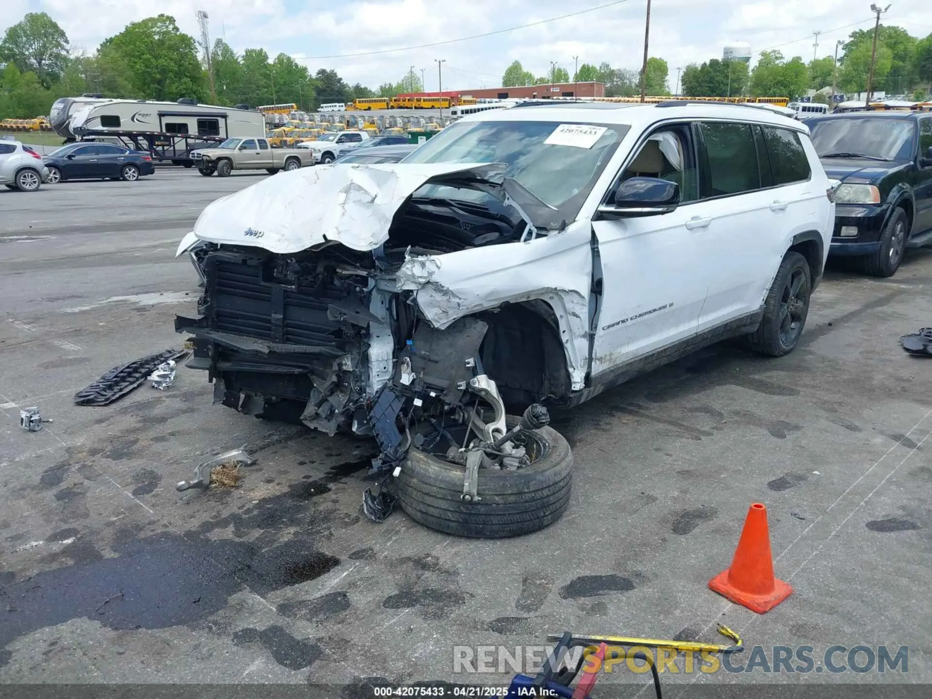 2 fotografías del automóvil dañado 1C4RJKBG4M8136830 JEEP GRAND CHEROKEE L 2021