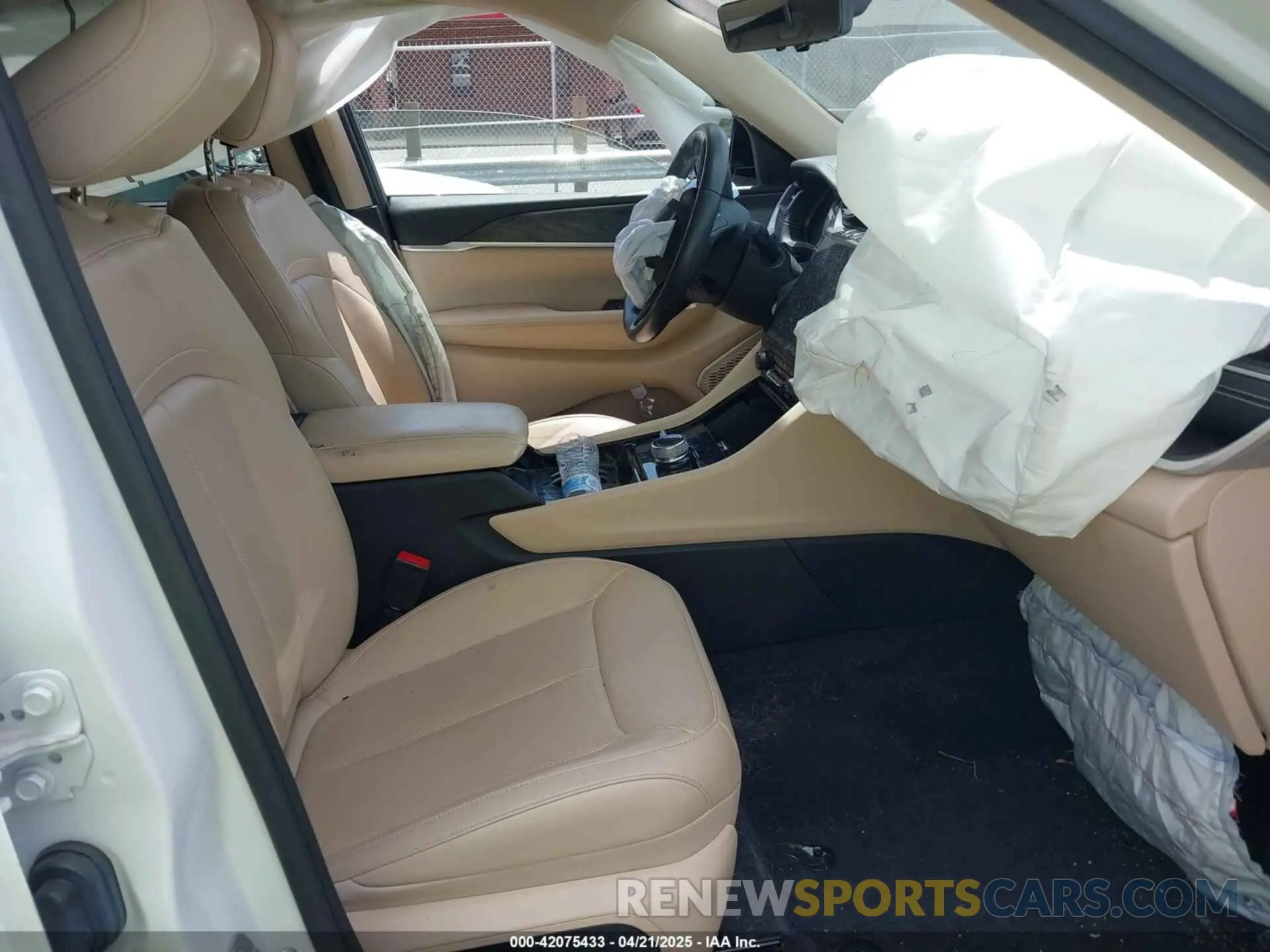 5 fotografías del automóvil dañado 1C4RJKBG4M8136830 JEEP GRAND CHEROKEE L 2021