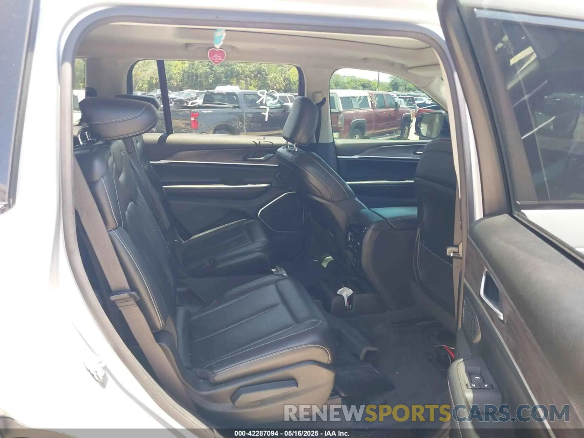 8 fotografías del automóvil dañado 1C4RJKBG5M8101312 JEEP GRAND CHEROKEE L 2021