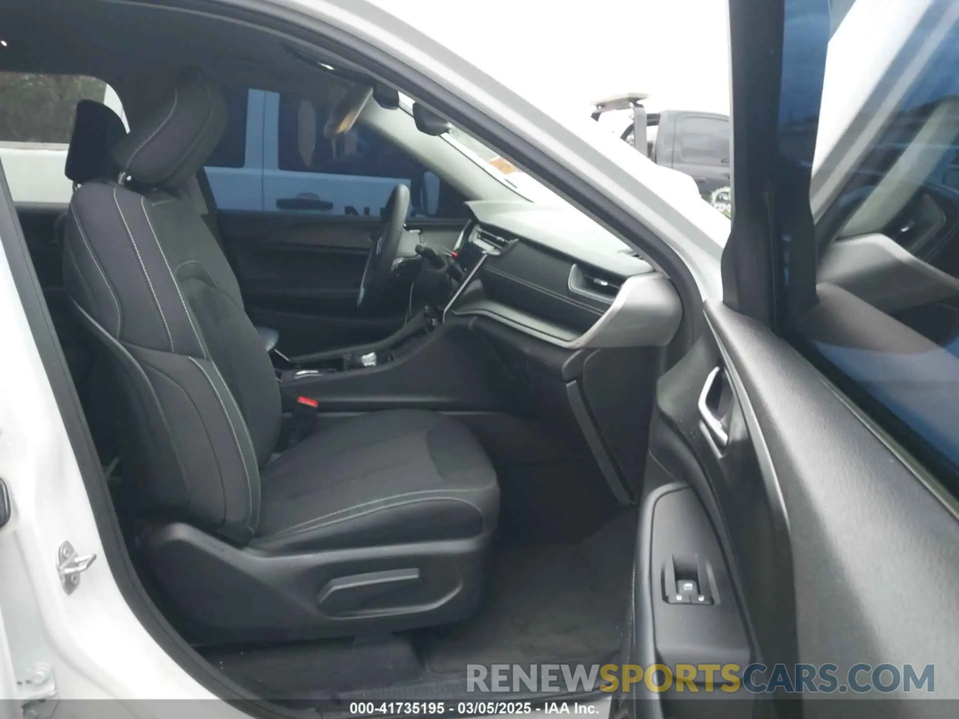 5 fotografías del automóvil dañado 1C4RJJAG5P8843337 JEEP GRAND CHEROKEE L 2023