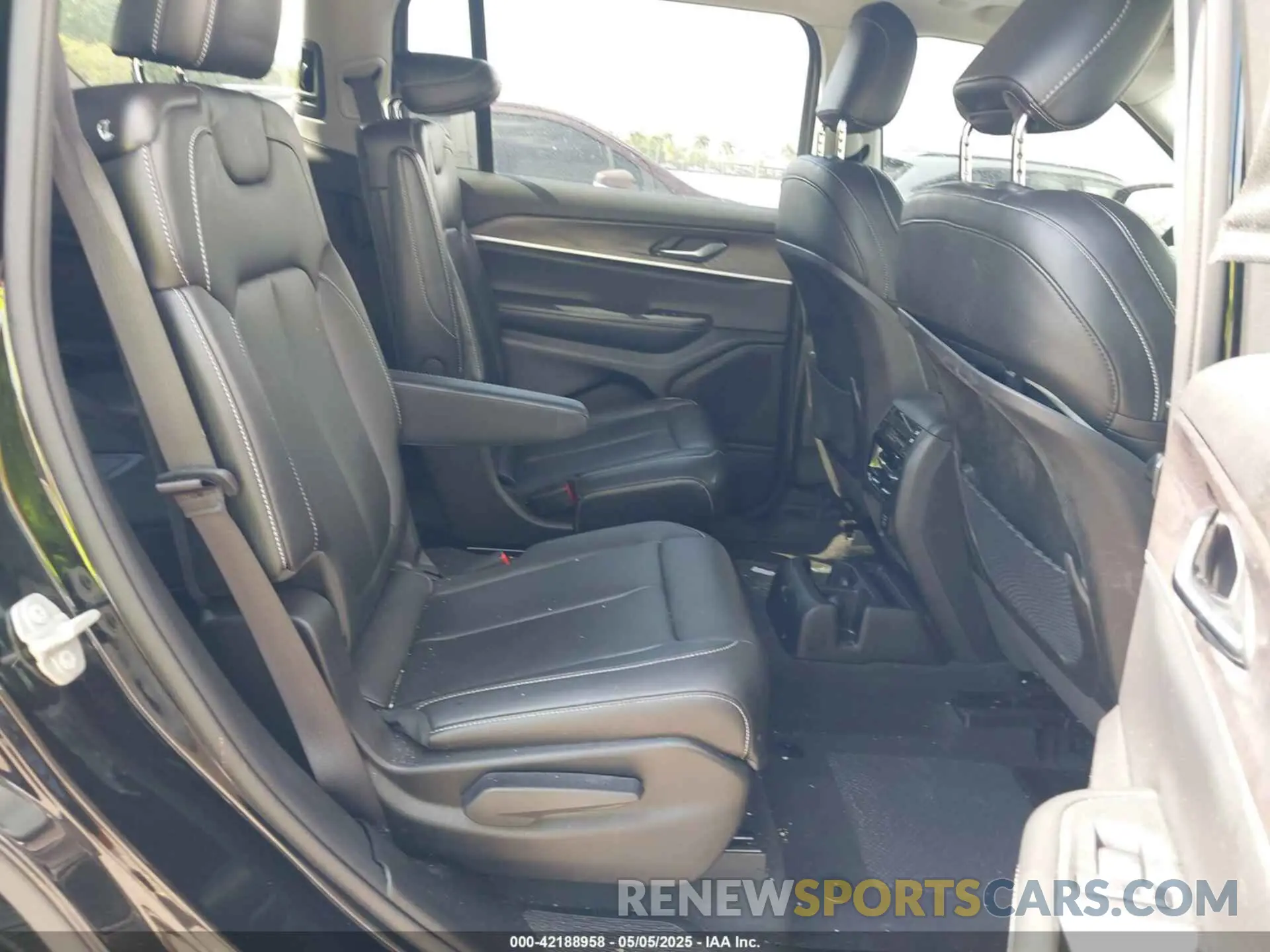 8 fotografías del automóvil dañado 1C4RJJBG7P8843712 JEEP GRAND CHEROKEE L 2023