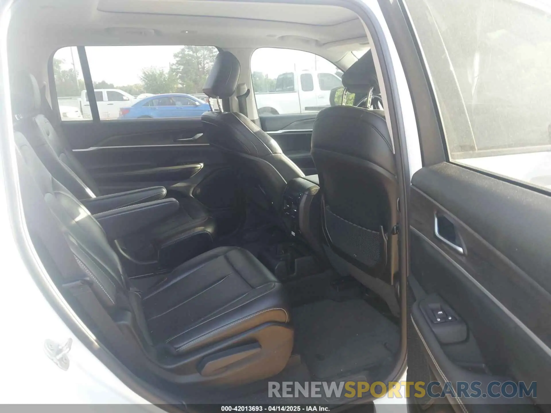 8 fotografías del automóvil dañado 1C4RJJBGXP8843705 JEEP GRAND CHEROKEE L 2023