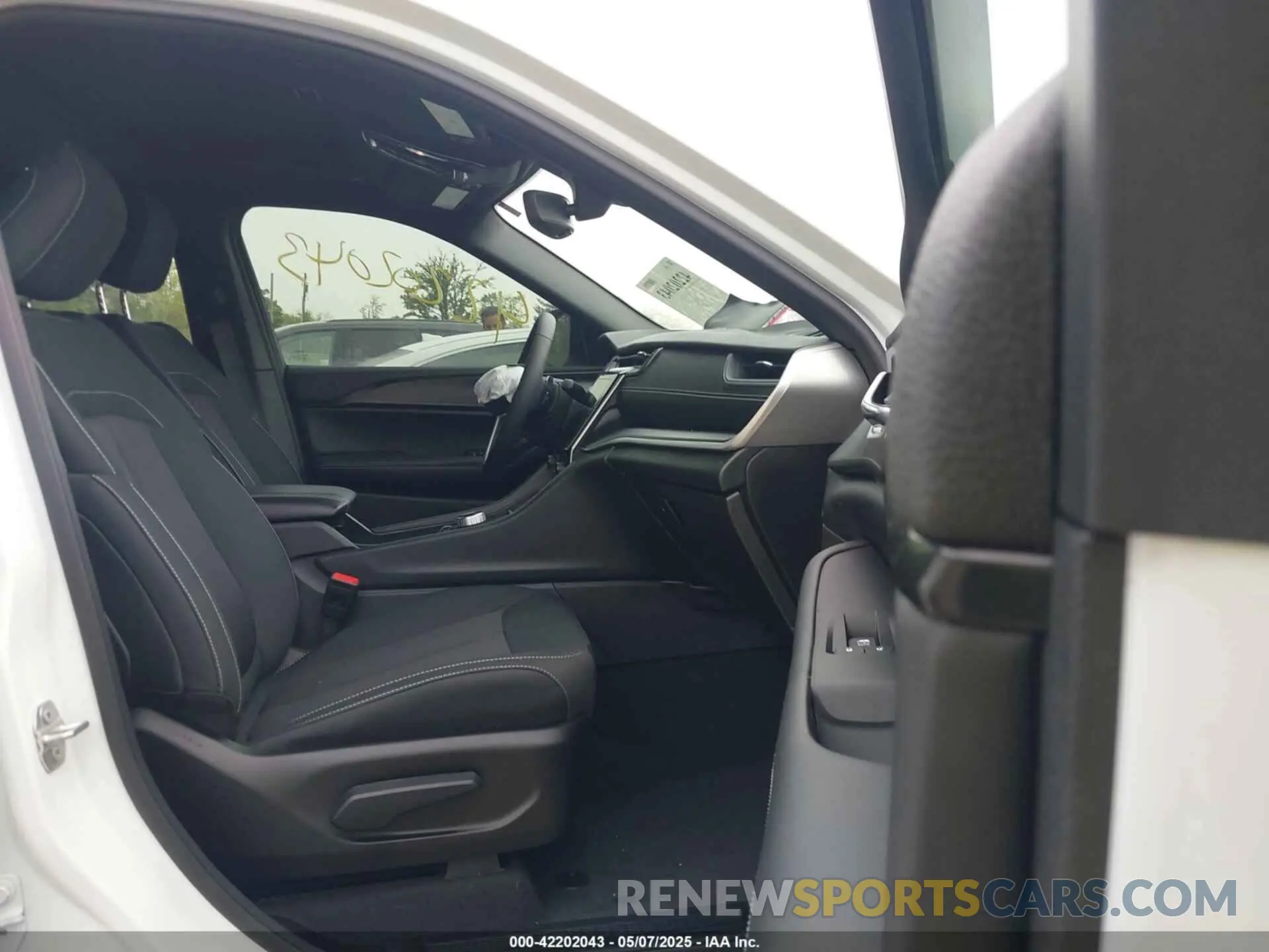 5 fotografías del automóvil dañado 1C4RJKAG0R8614511 JEEP GRAND CHEROKEE L 2024