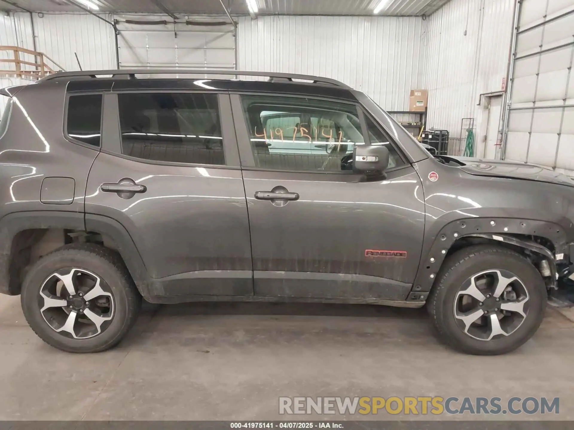 14 fotografías del automóvil dañado ZACNJBC17KPK22354 JEEP RENEGADE 2019
