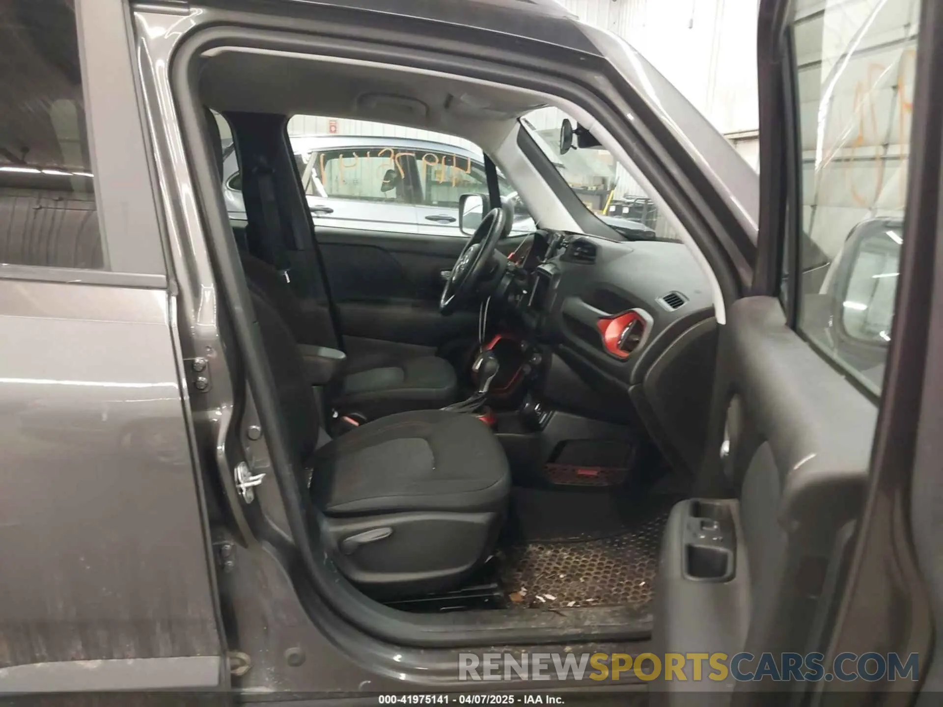 5 fotografías del automóvil dañado ZACNJBC17KPK22354 JEEP RENEGADE 2019