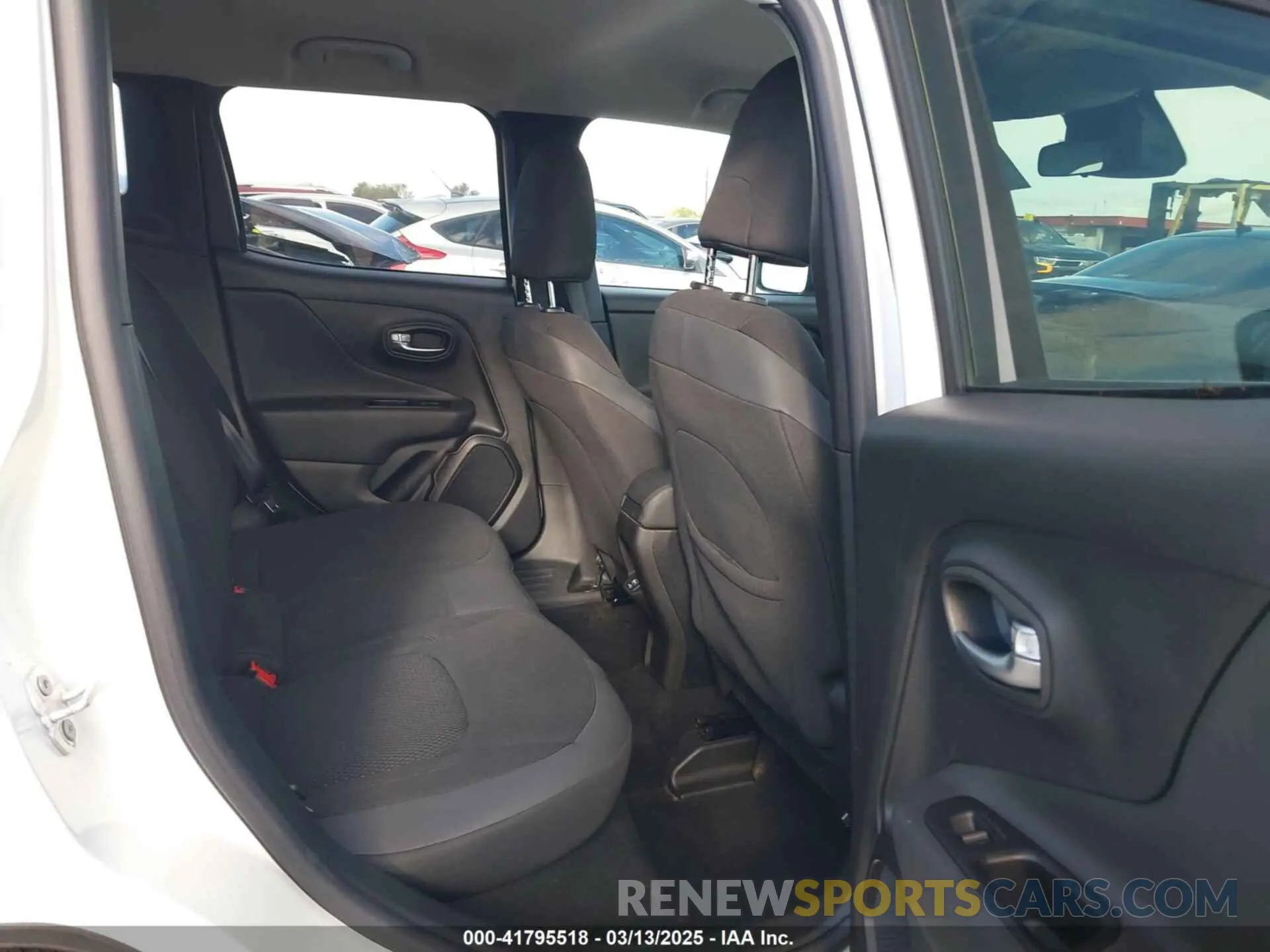 8 fotografías del automóvil dañado ZACNJABB2LPL28670 JEEP RENEGADE 2020