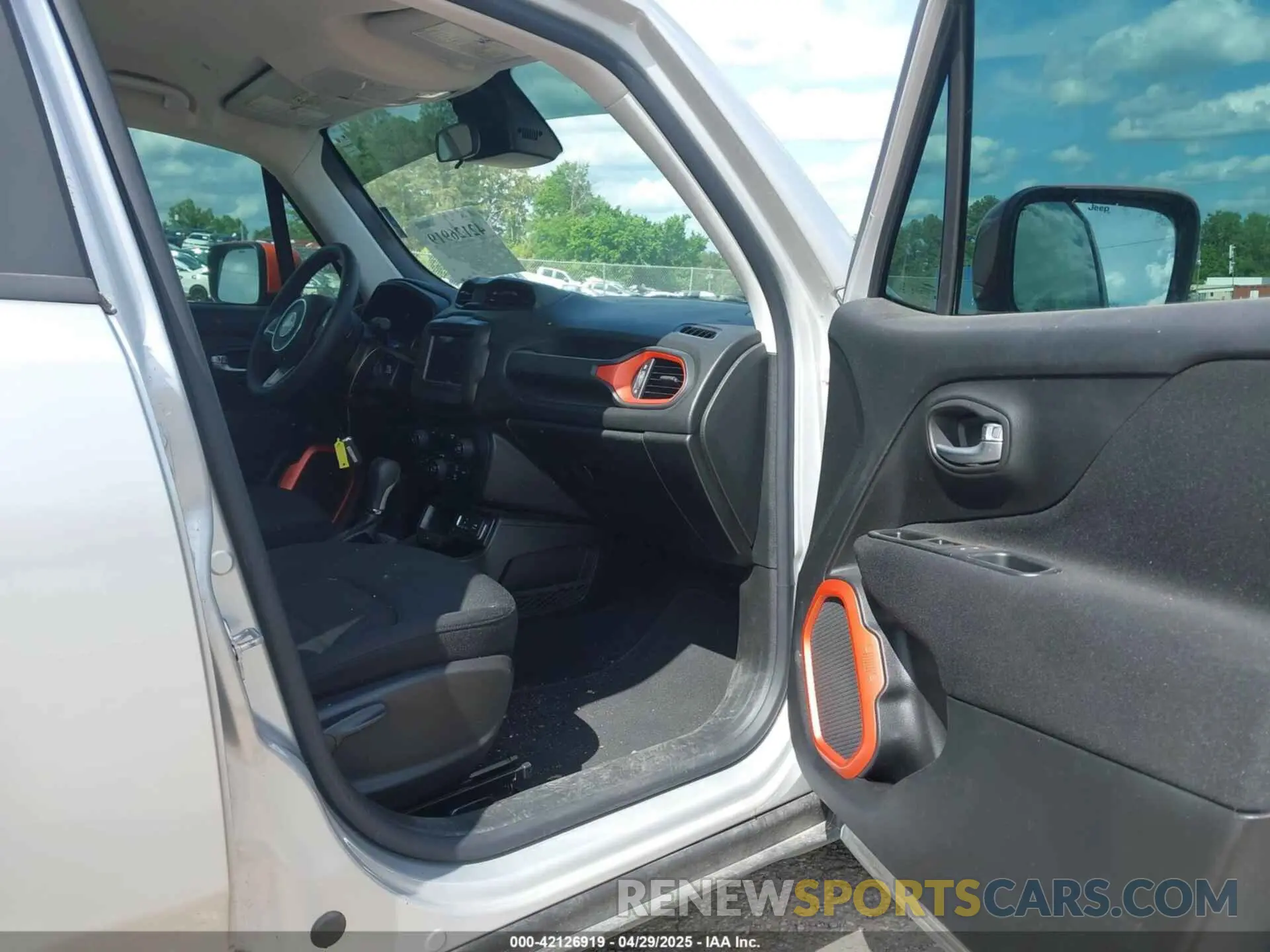 5 fotografías del automóvil dañado ZACNJABB5LPL92881 JEEP RENEGADE 2020