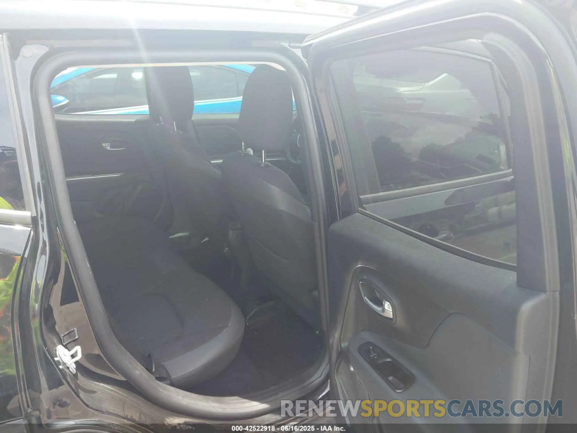 8 fotografías del automóvil dañado ZACNJABB8LPL16362 JEEP RENEGADE 2020
