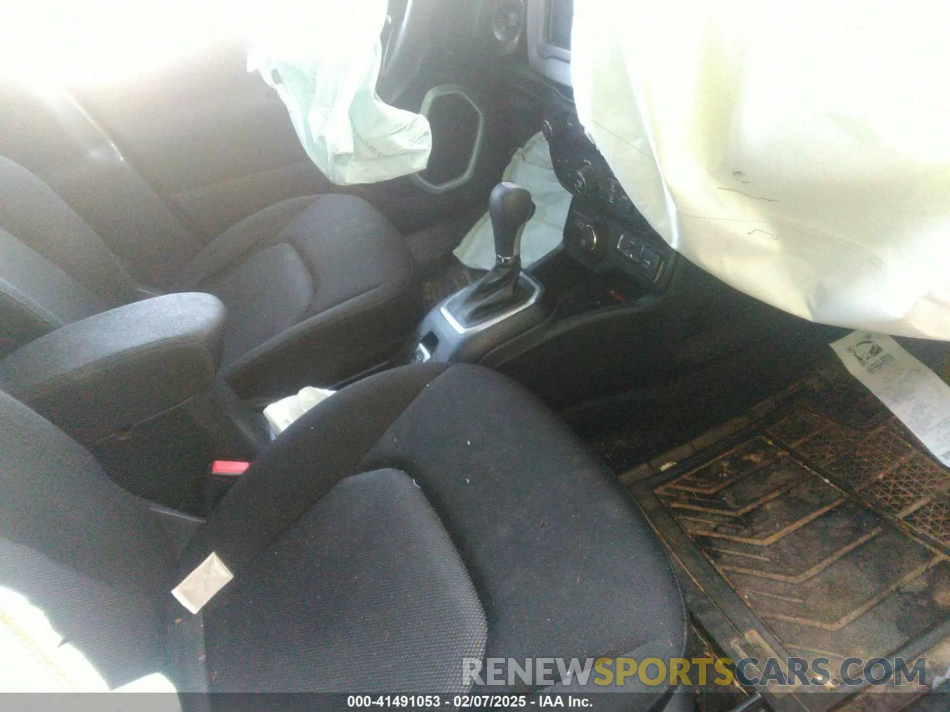 5 fotografías del automóvil dañado ZACNJBAB1LPL03878 JEEP RENEGADE 2020