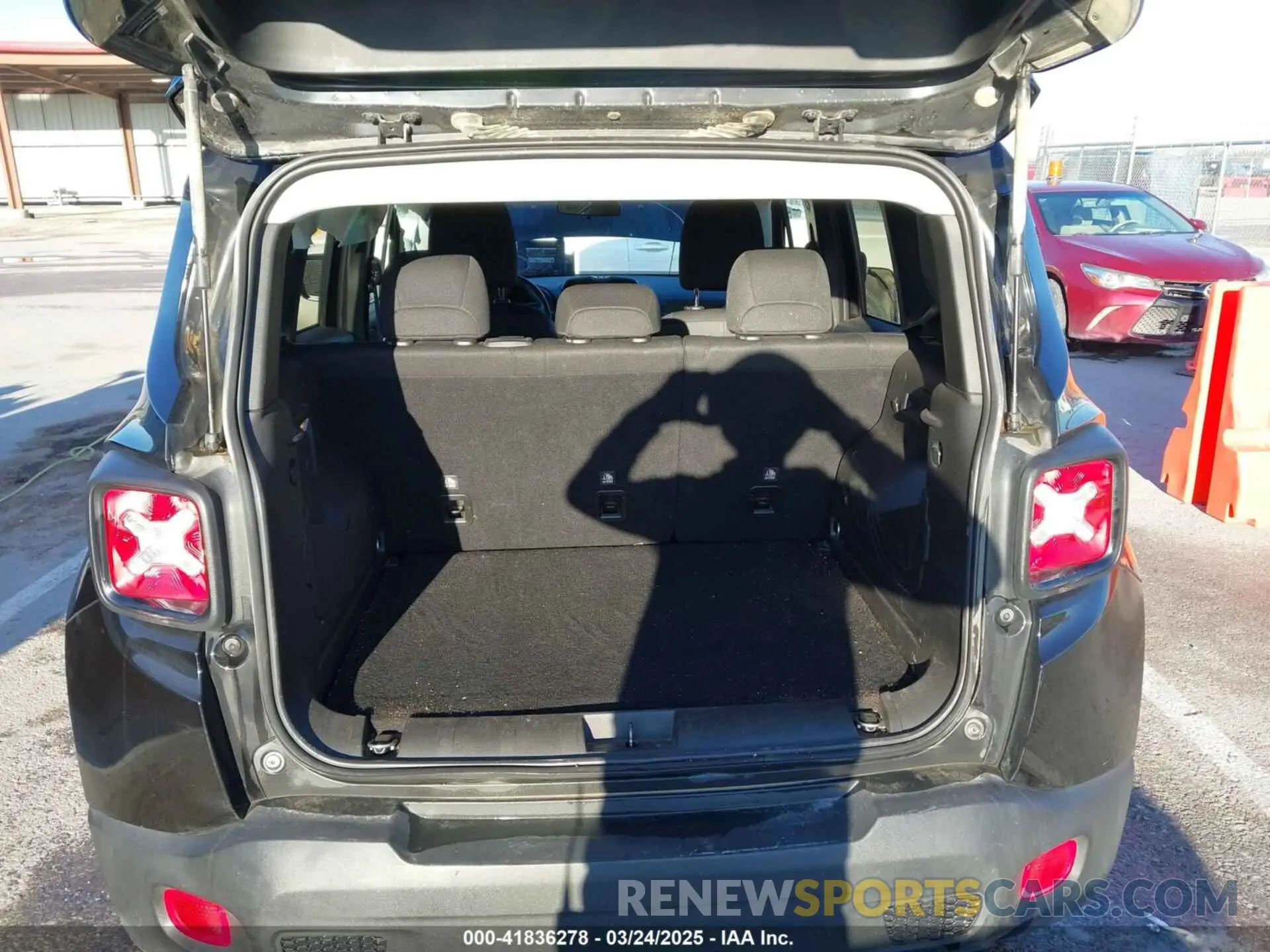 17 fotografías del automóvil dañado ZACNJBBB9LPL96907 JEEP RENEGADE 2020