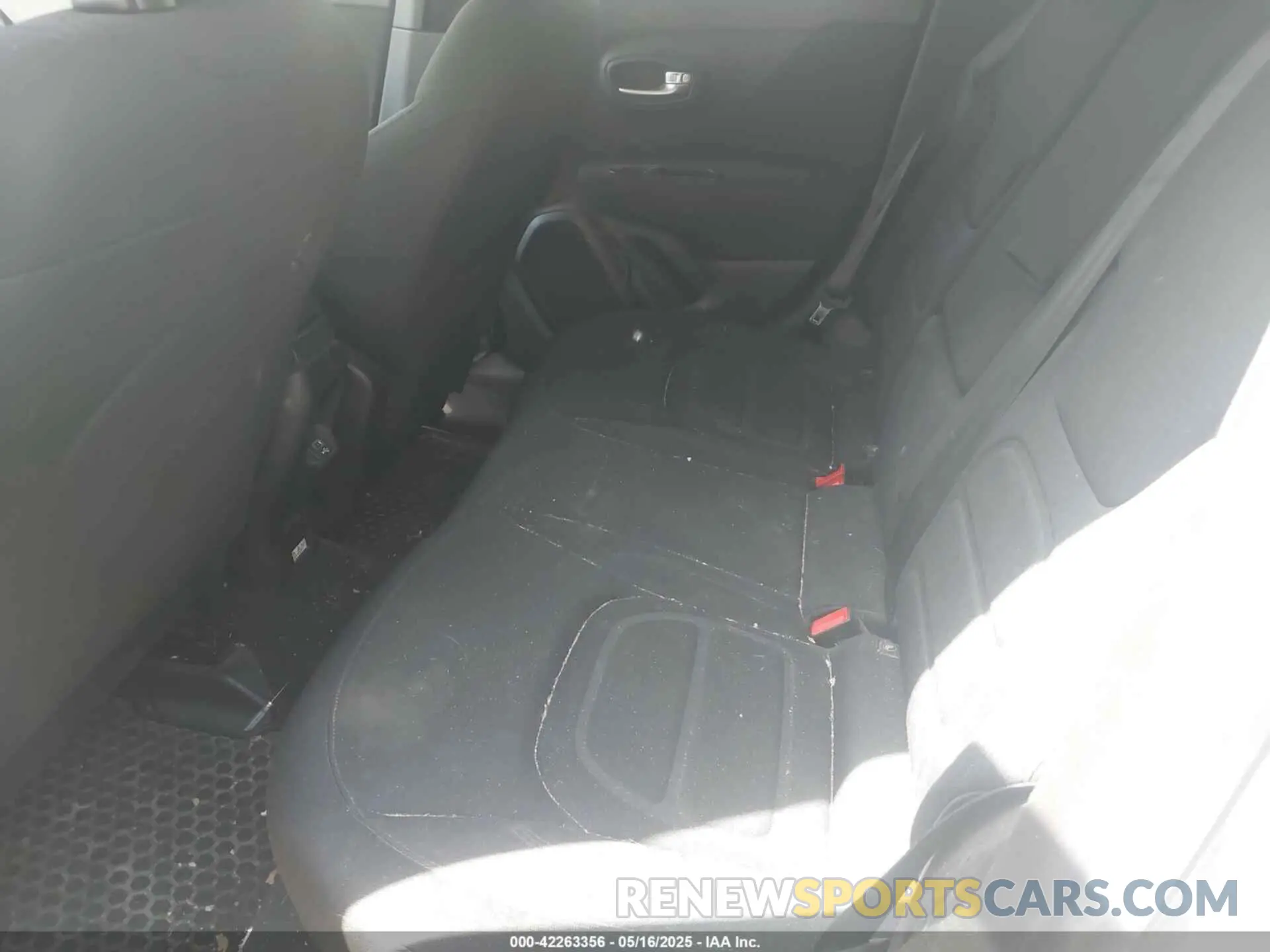 8 fotografías del automóvil dañado ZACNJDBB2MPN31688 JEEP RENEGADE 2021