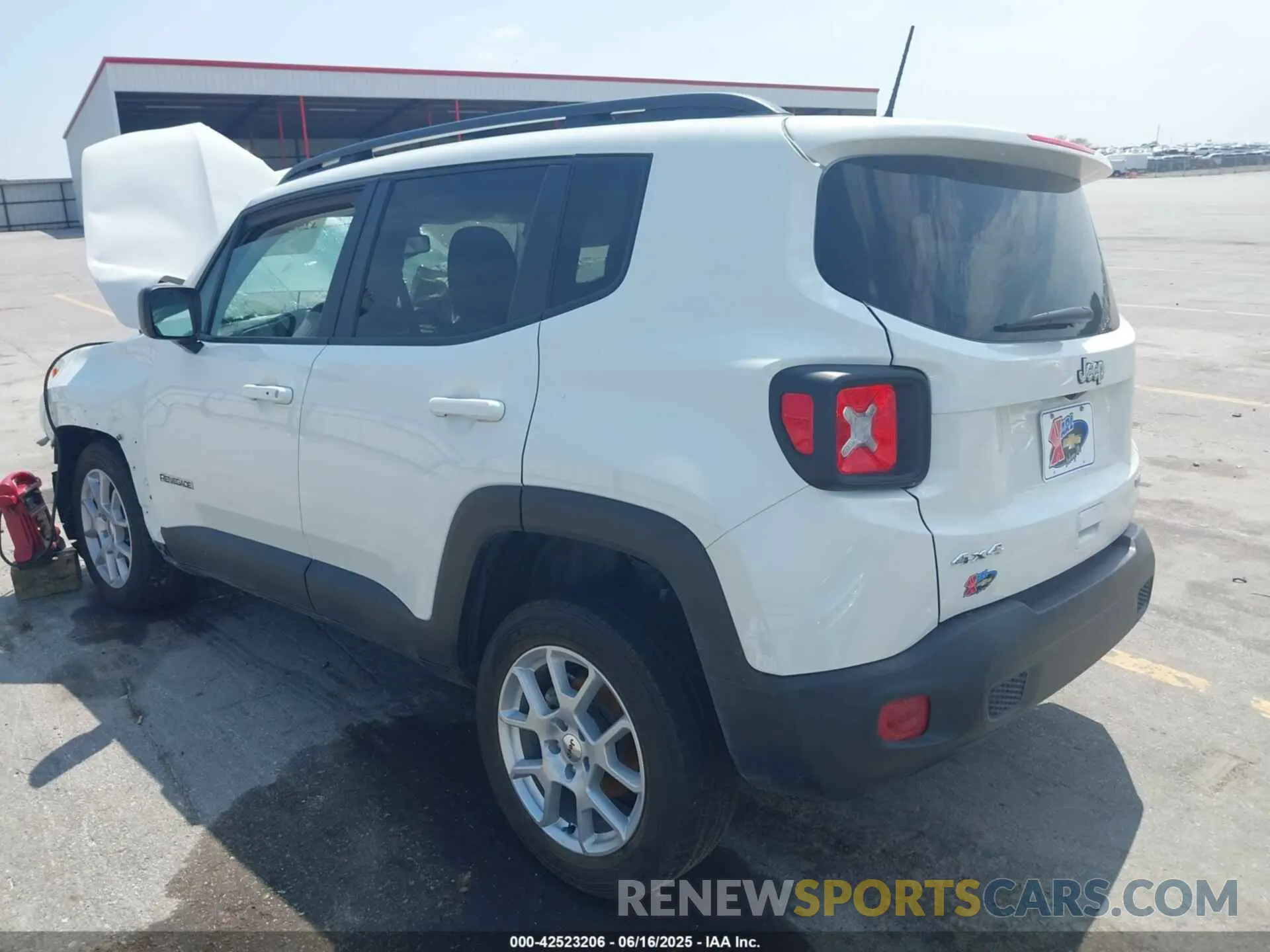 3 fotografías del automóvil dañado ZACNJDB11NPN44179 JEEP RENEGADE 2022