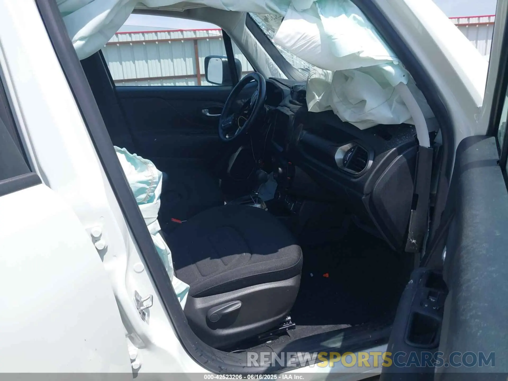 5 fotografías del automóvil dañado ZACNJDB11NPN44179 JEEP RENEGADE 2022